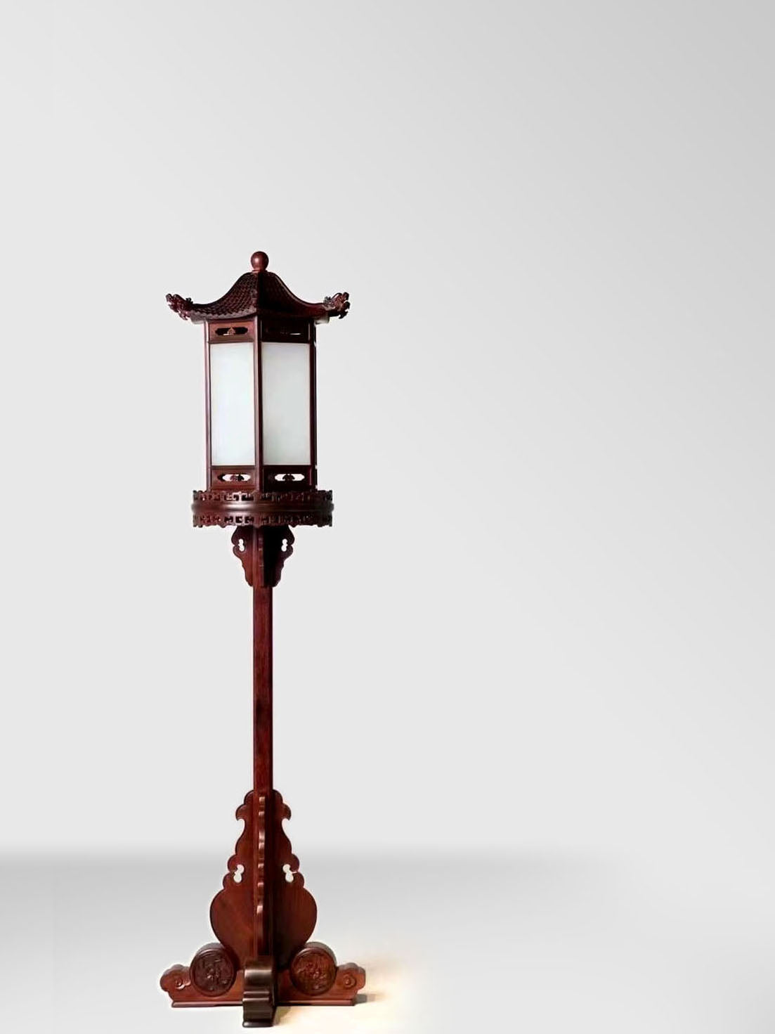 Small-leaf sandalwood table lamp