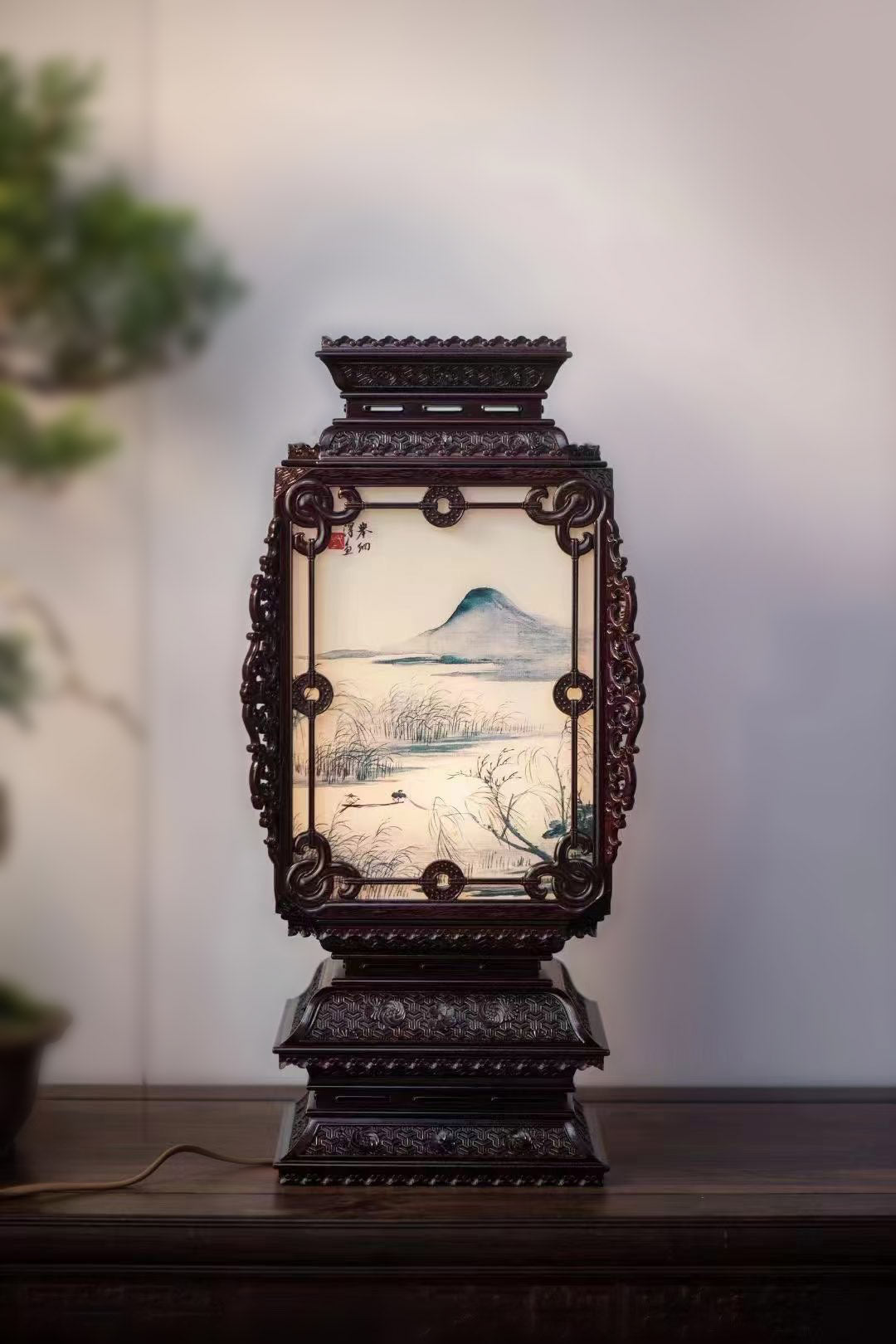 Small-leaf sandalwood table lamp