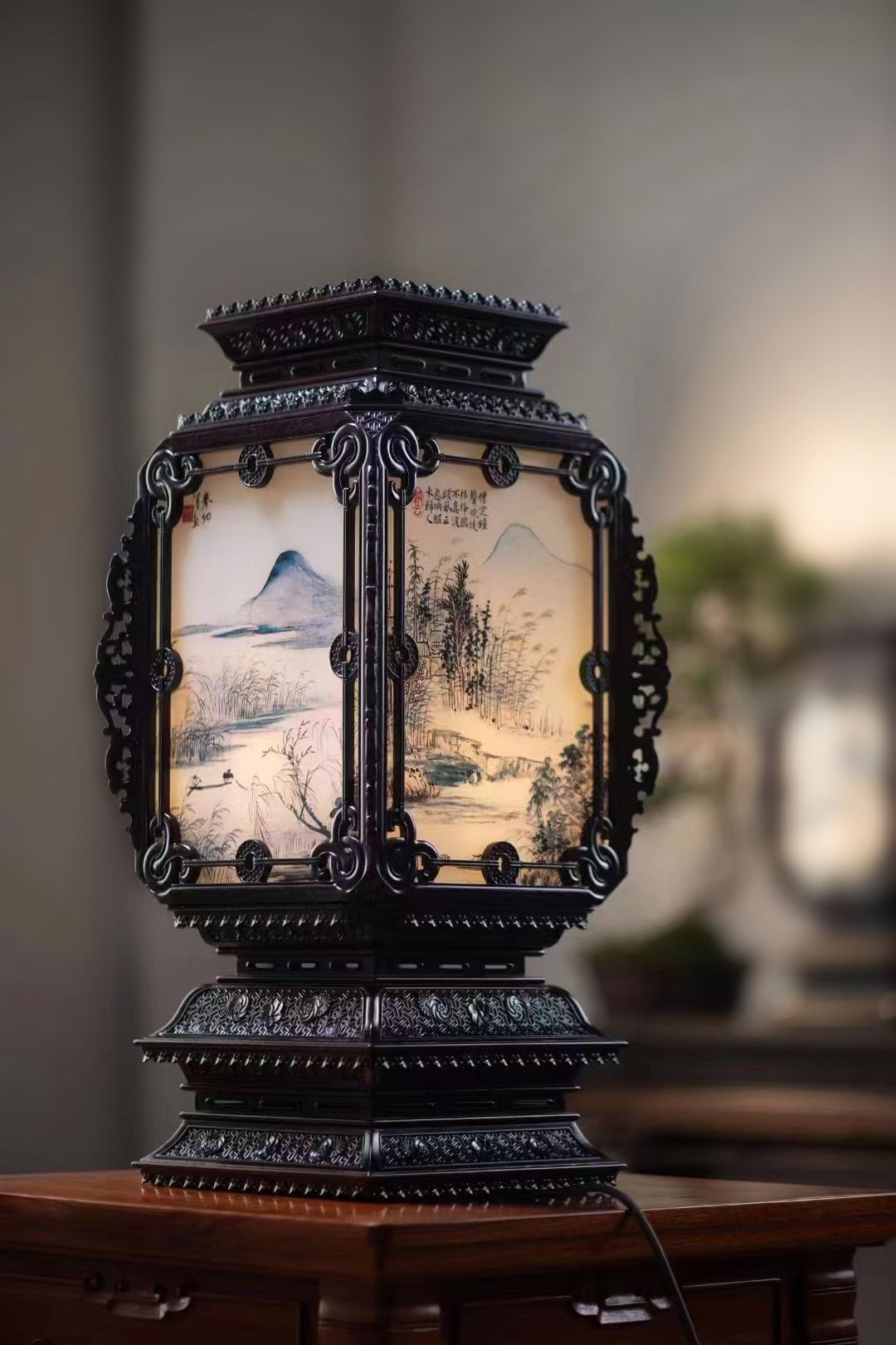 Small-leaf sandalwood table lamp