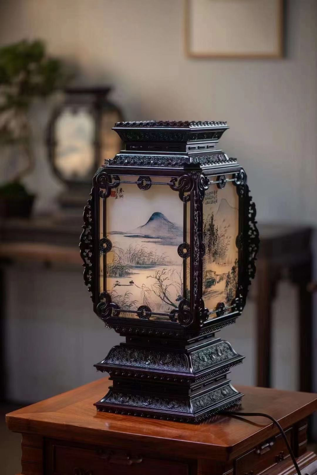 Small-leaf sandalwood table lamp