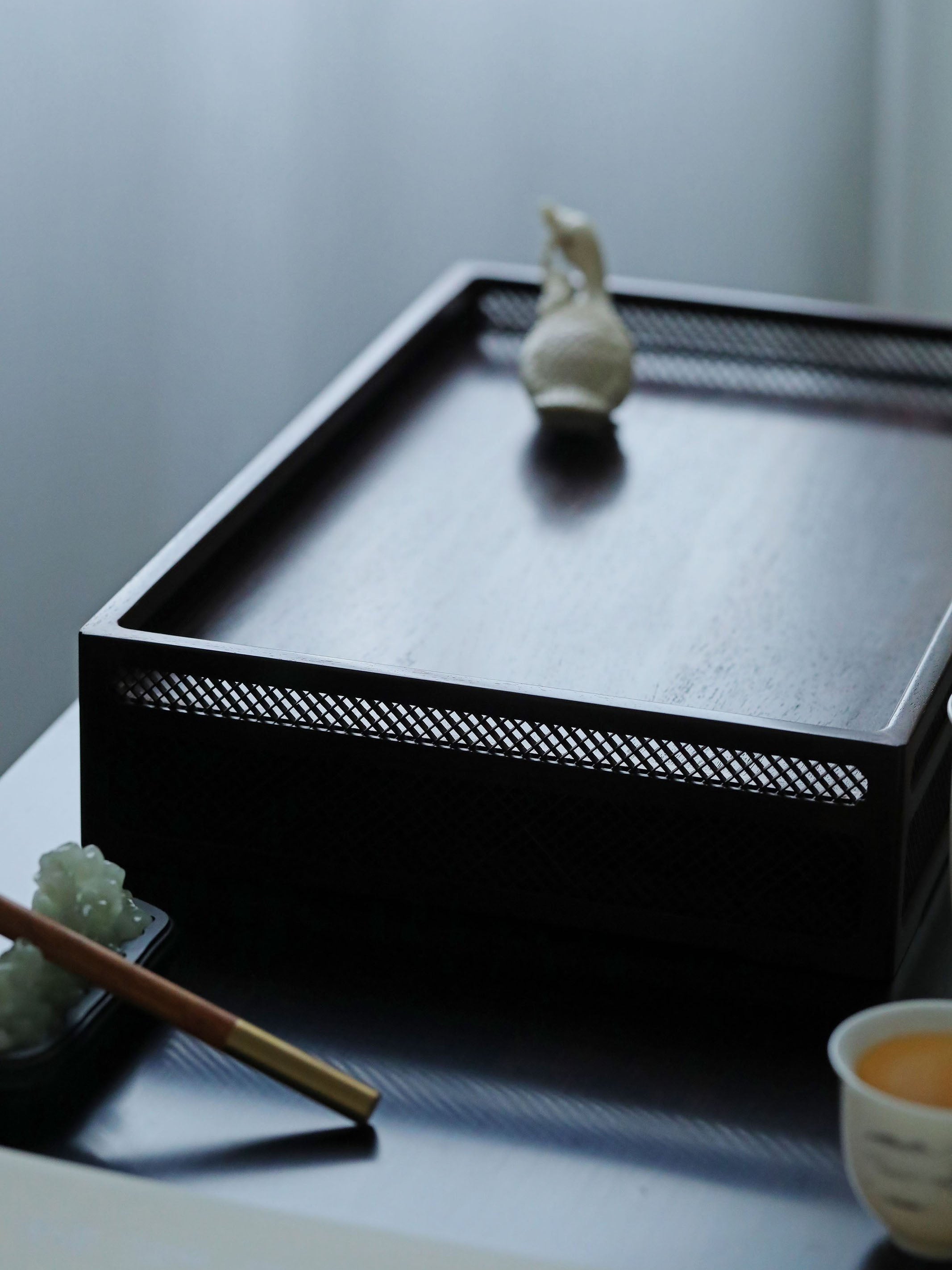 Small-leaf sandalwood openwork grid plate