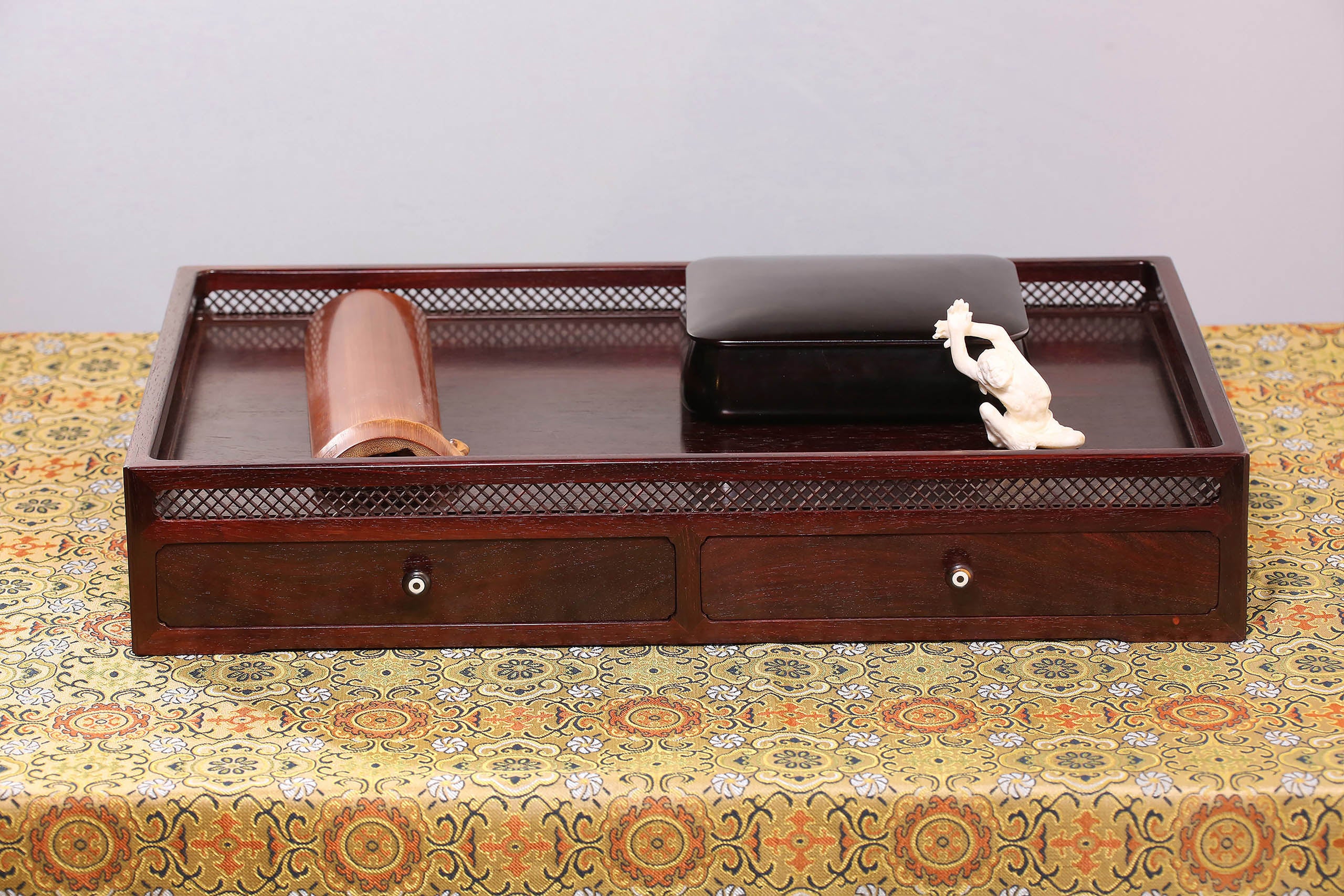 Small-leaf sandalwood openwork grid plate