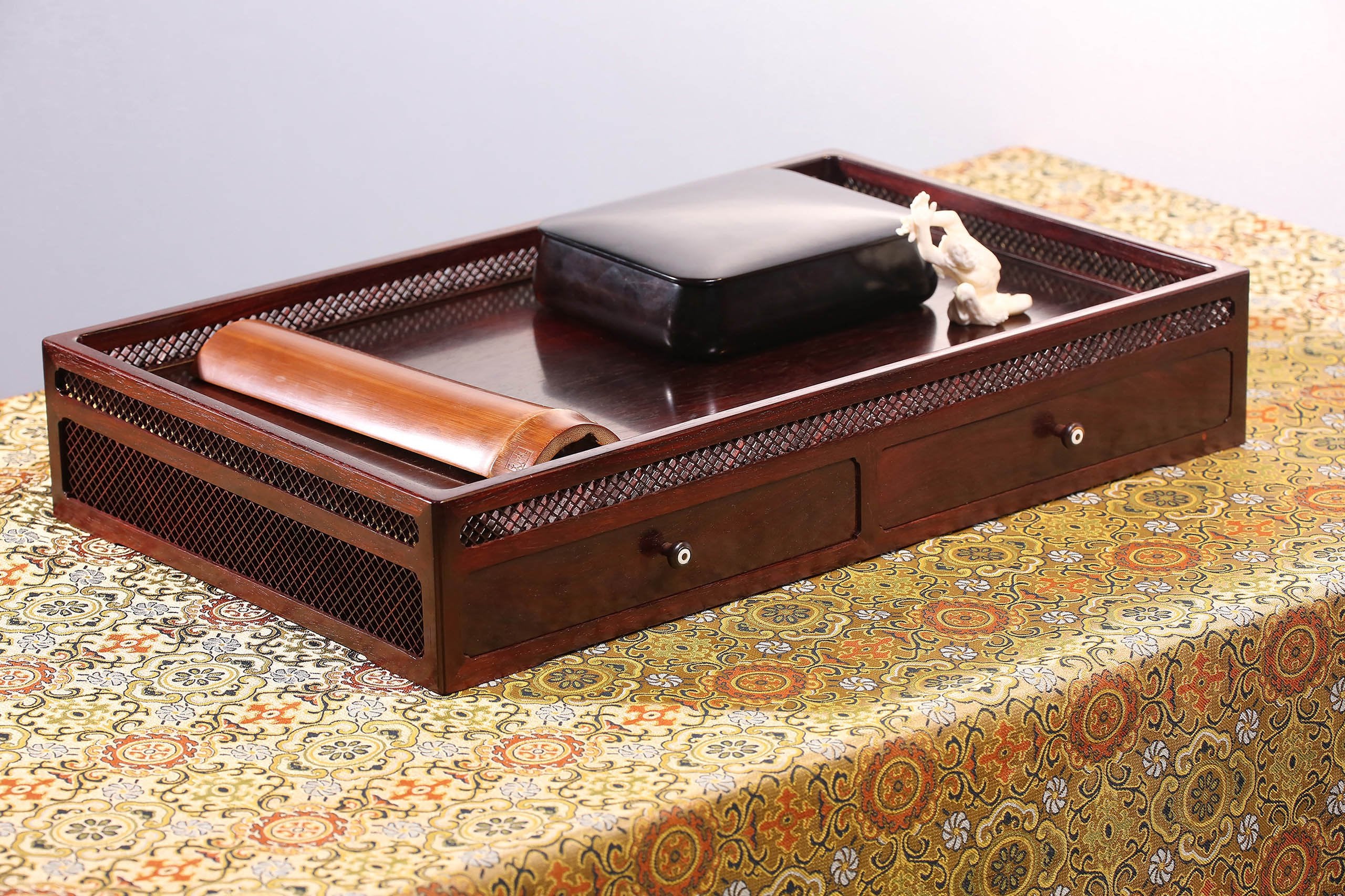 Small-leaf sandalwood openwork grid plate