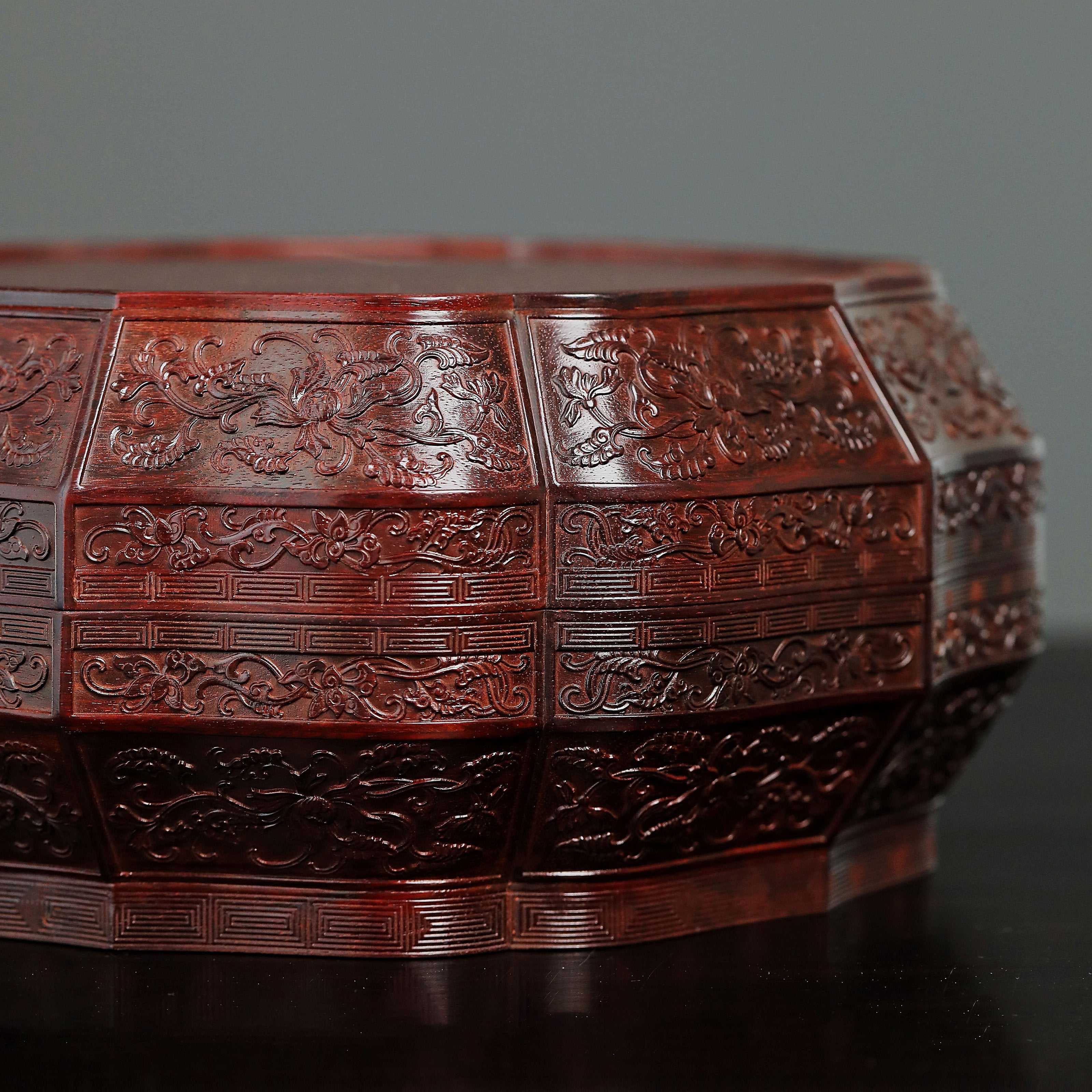Small-leaf sandalwood carved twelve-cornered fruit box with a longevity sunflower shape