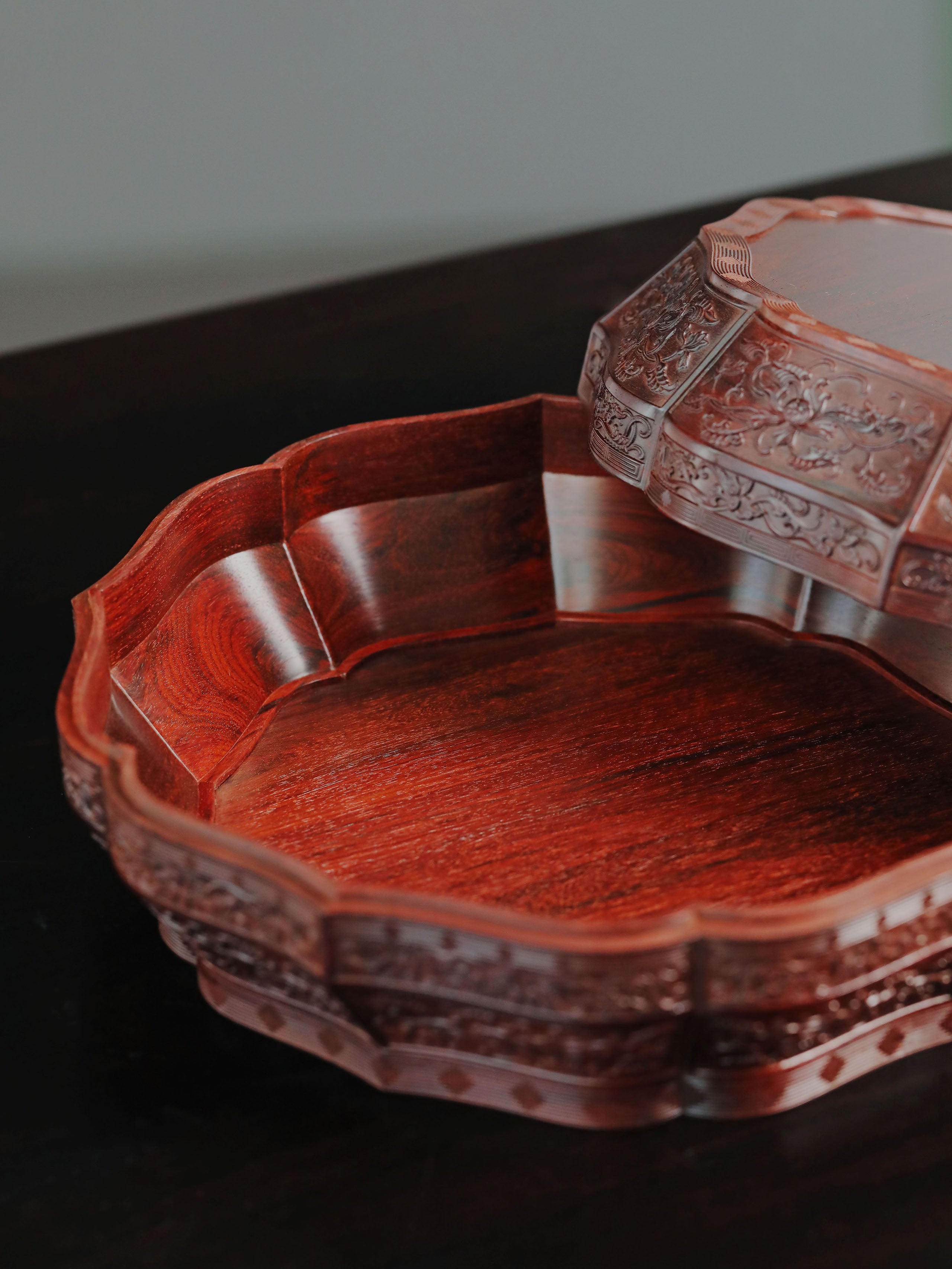 Small-leaf sandalwood carved twelve-cornered fruit box with a longevity sunflower shape