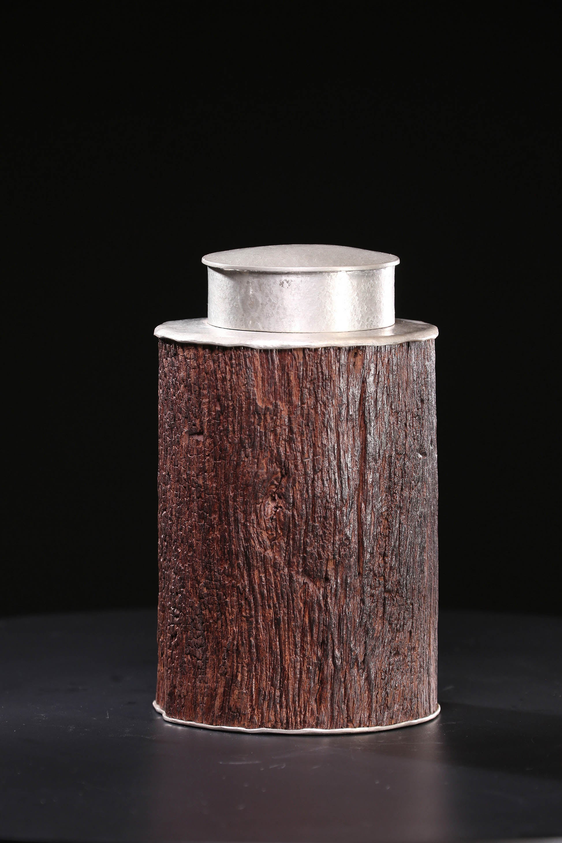 Small-leaf sandalwood tin-carved tea canister