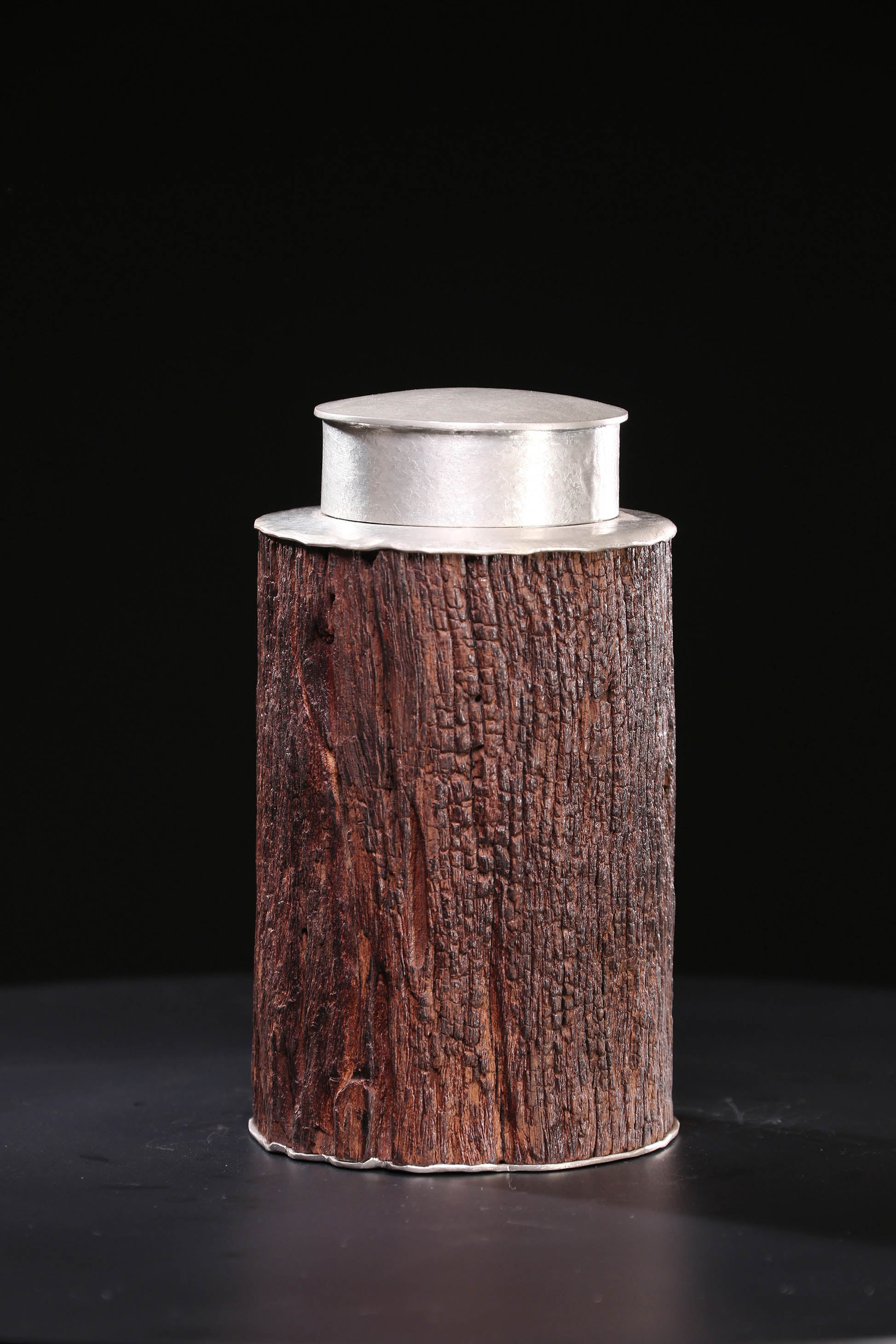 Small-leaf sandalwood tin-carved tea canister