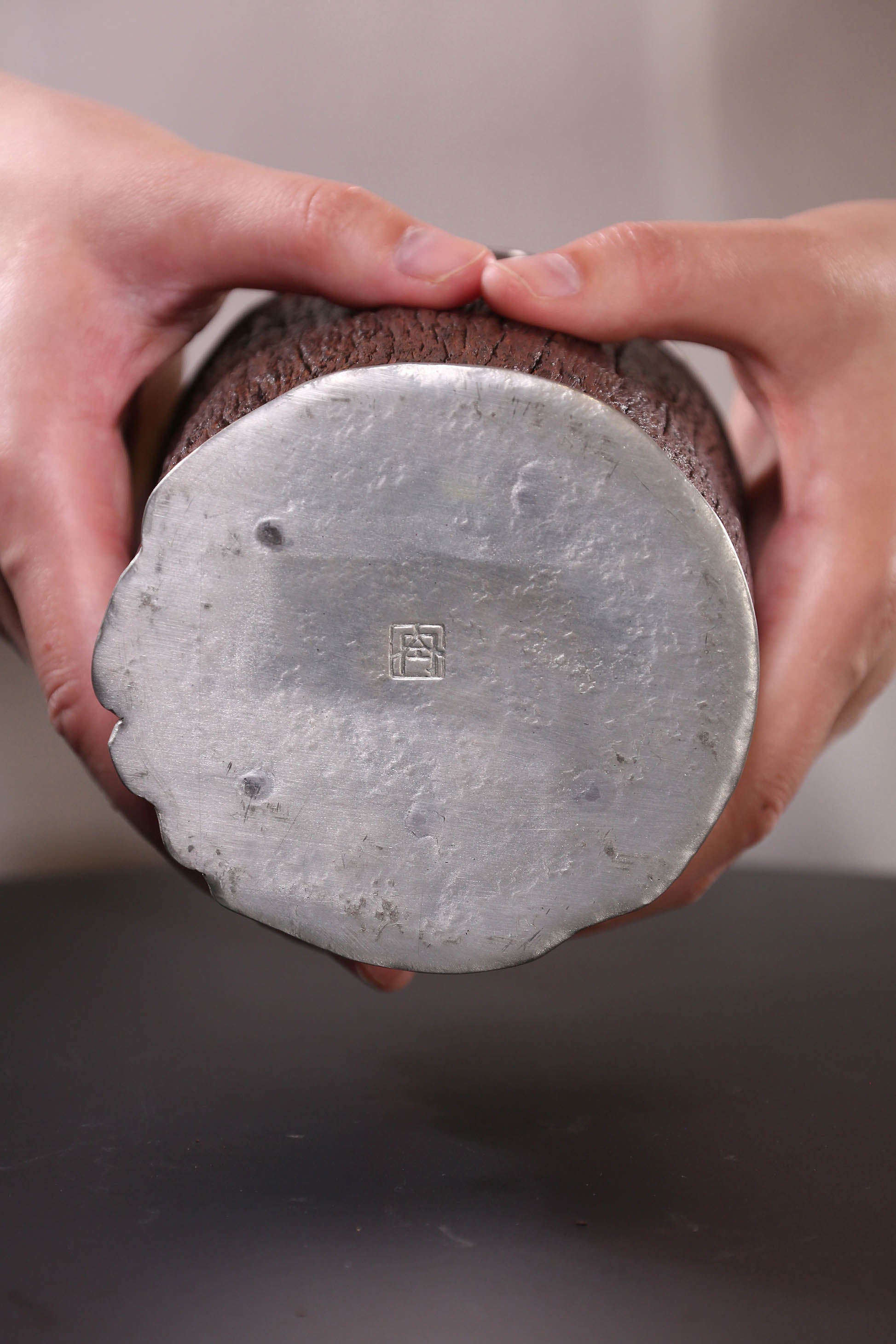 Small-leaf sandalwood tin-carved tea canister