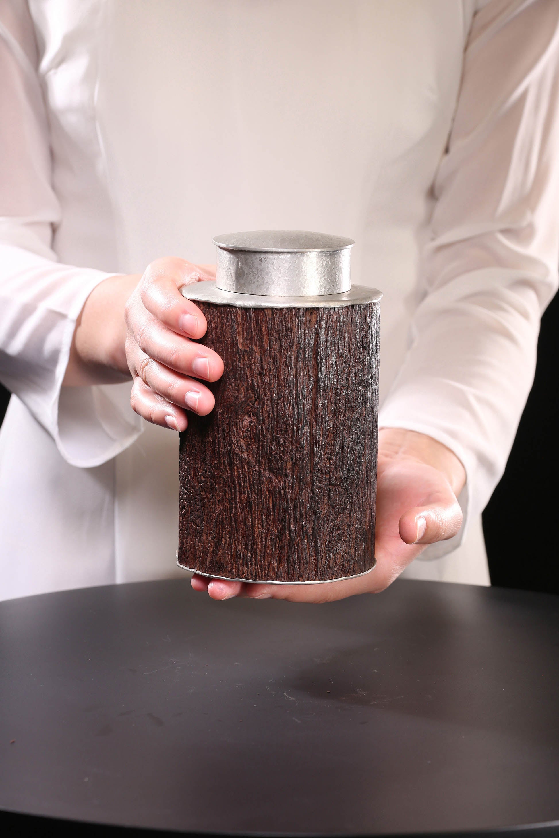 Small-leaf sandalwood tin-carved tea canister