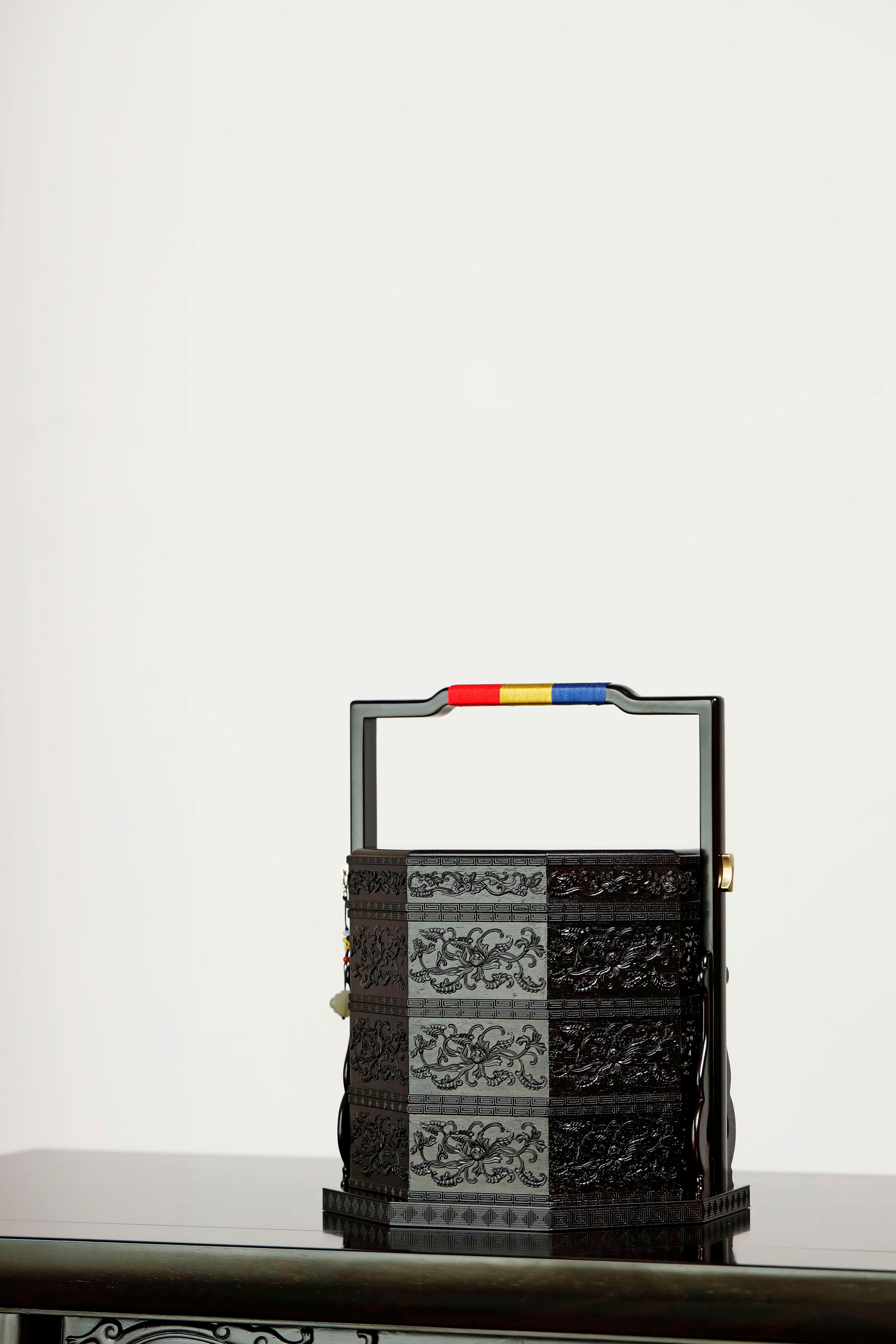 Purple sandalwood octagonal box inlaid with mother-of-pearl and passionflower pattern