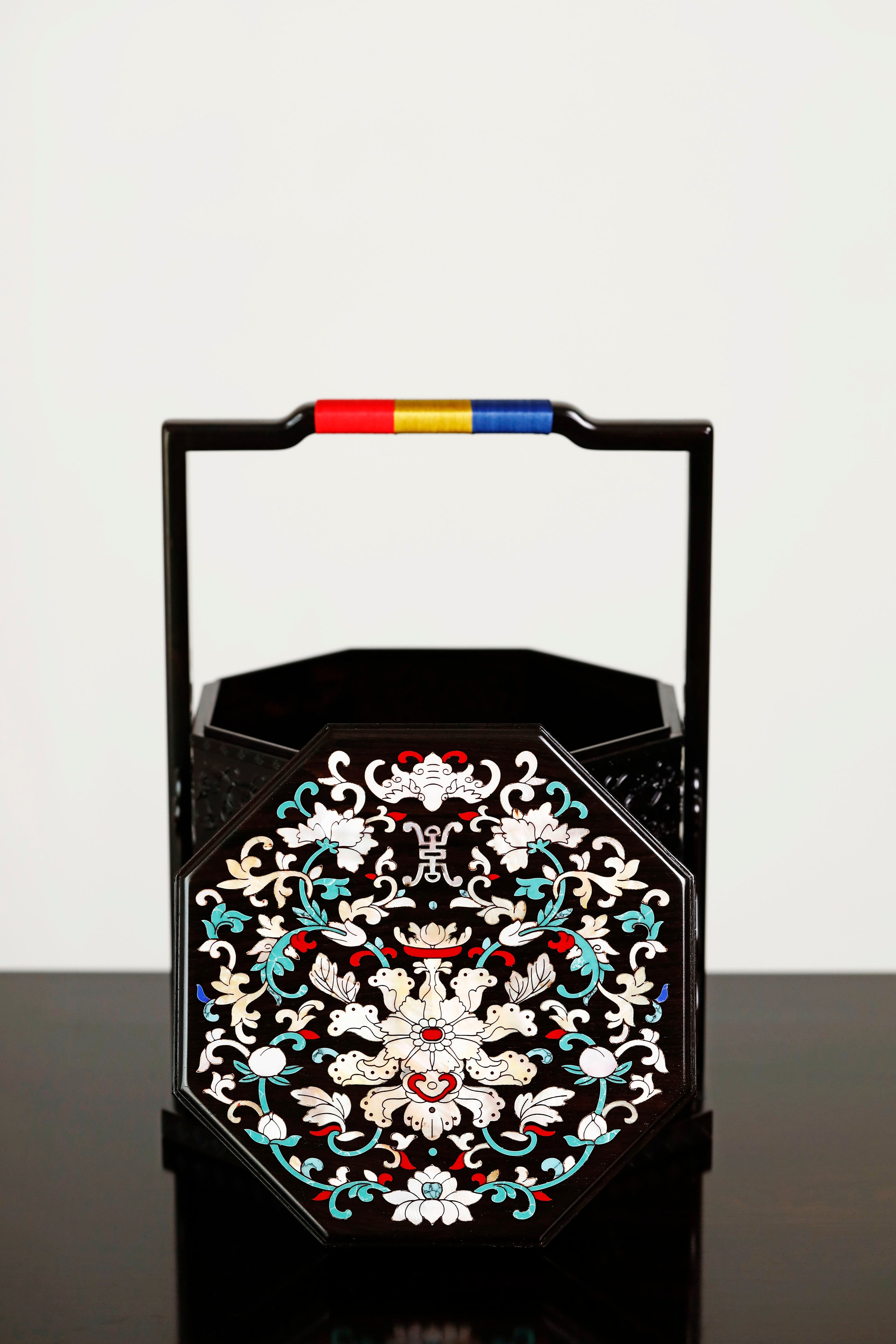 Purple sandalwood octagonal box inlaid with mother-of-pearl and passionflower pattern