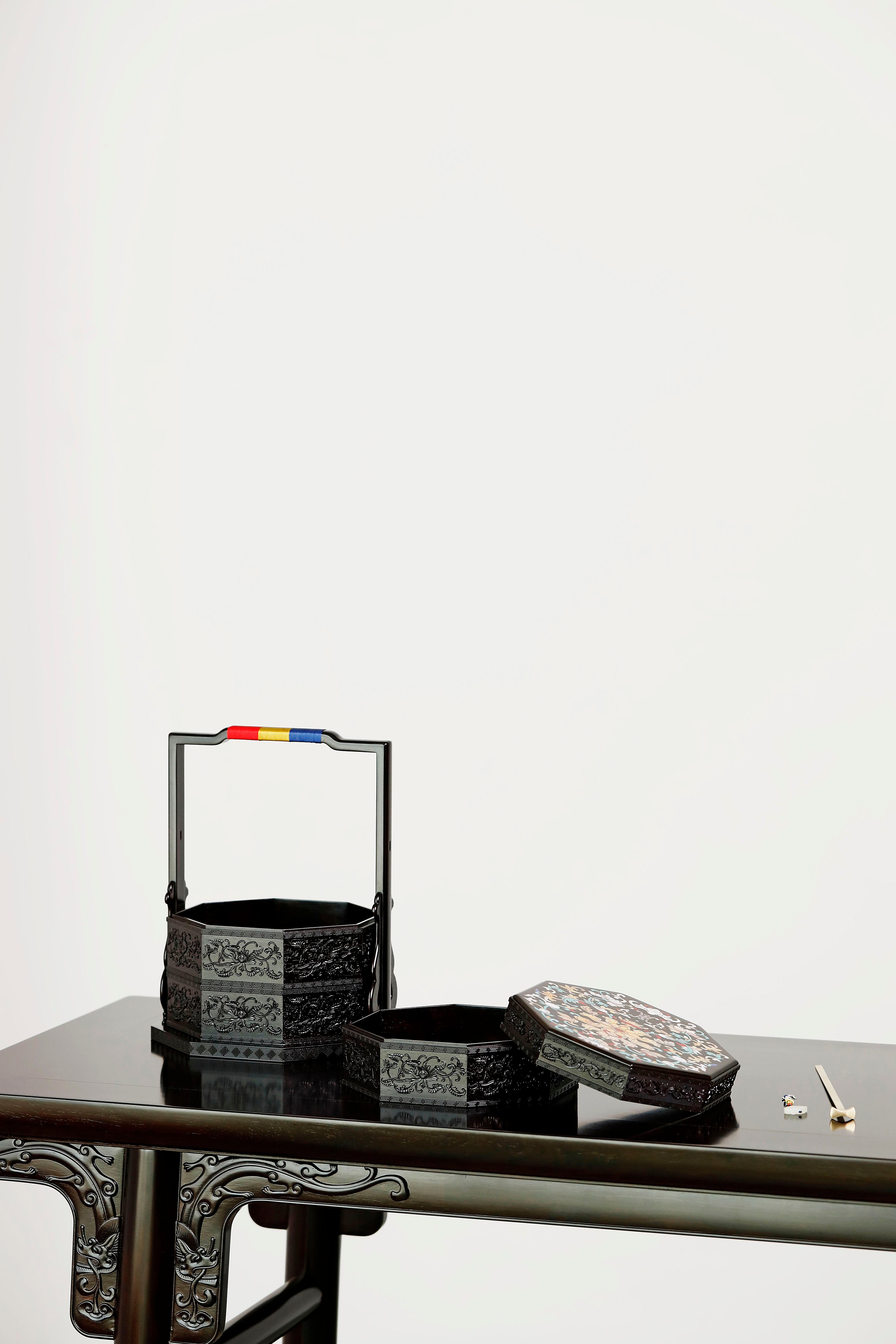 Purple sandalwood octagonal box inlaid with mother-of-pearl and passionflower pattern