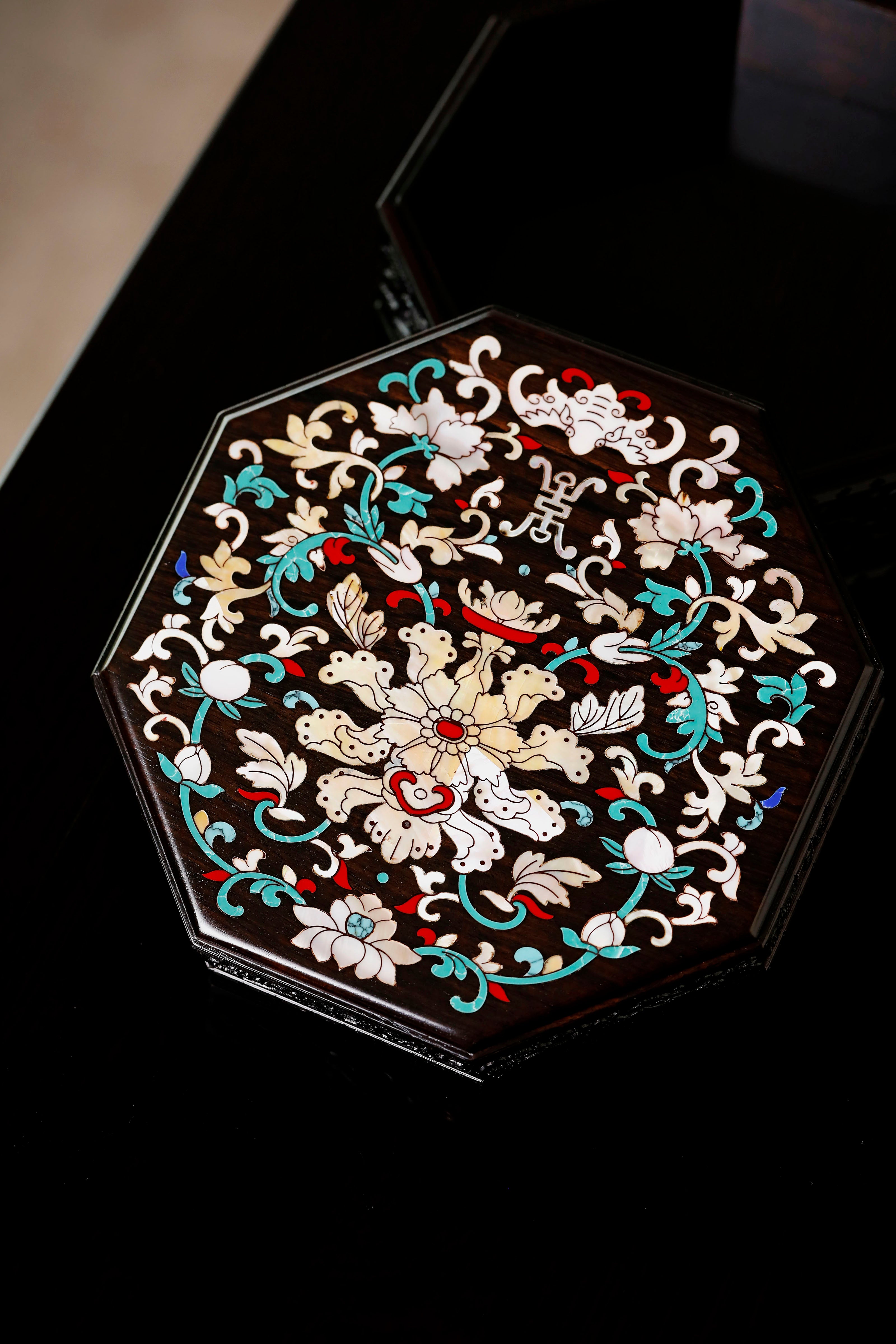 Purple sandalwood octagonal box inlaid with mother-of-pearl and passionflower pattern