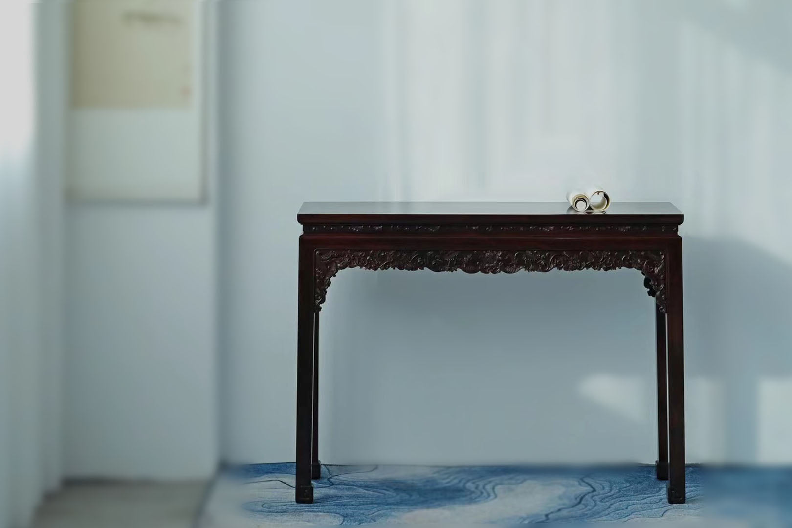 Small-leaf rosewood table with passionflower pattern