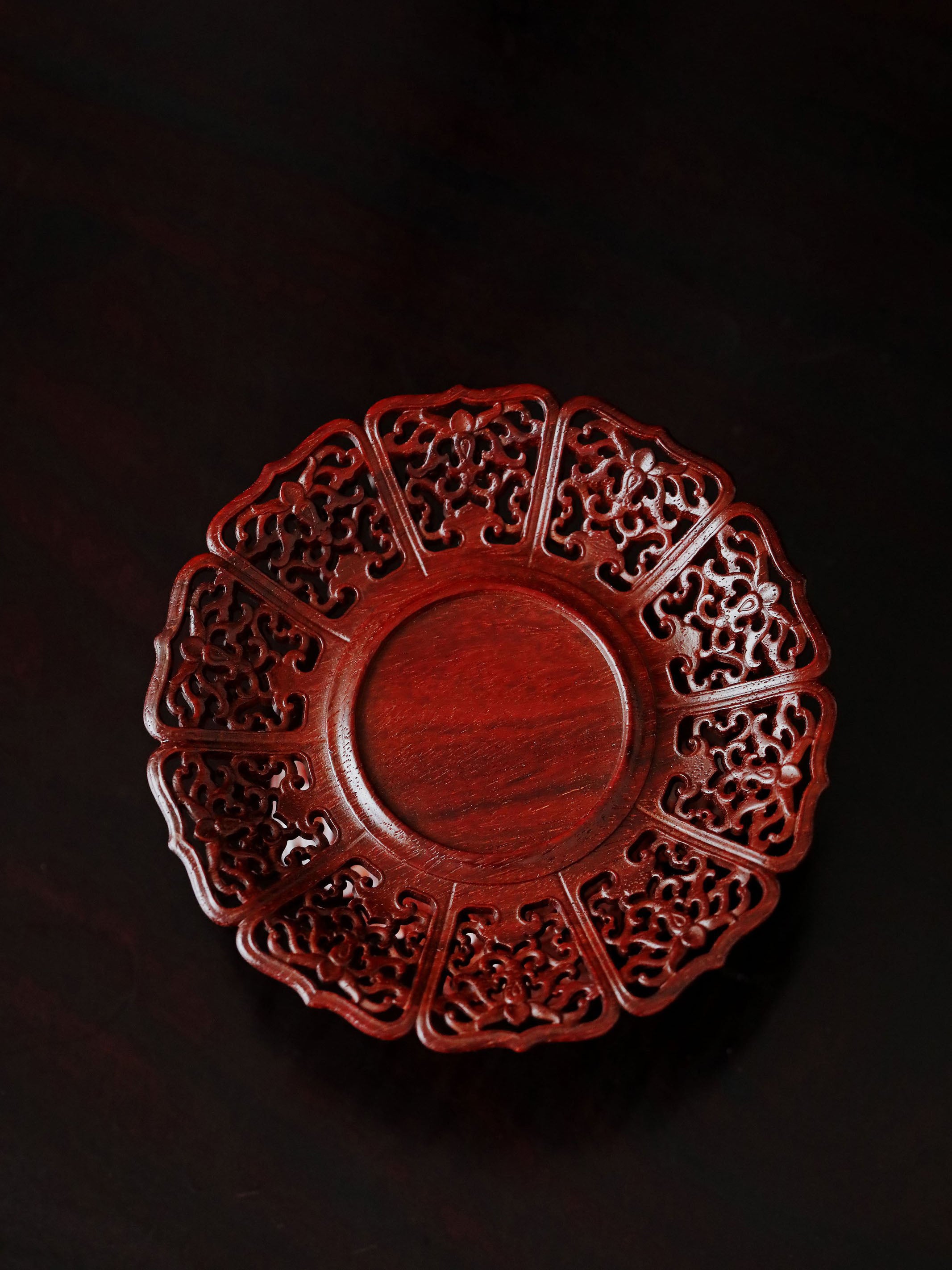Small-leaf sandalwood/purple sandalwood passionflower pattern cup stand