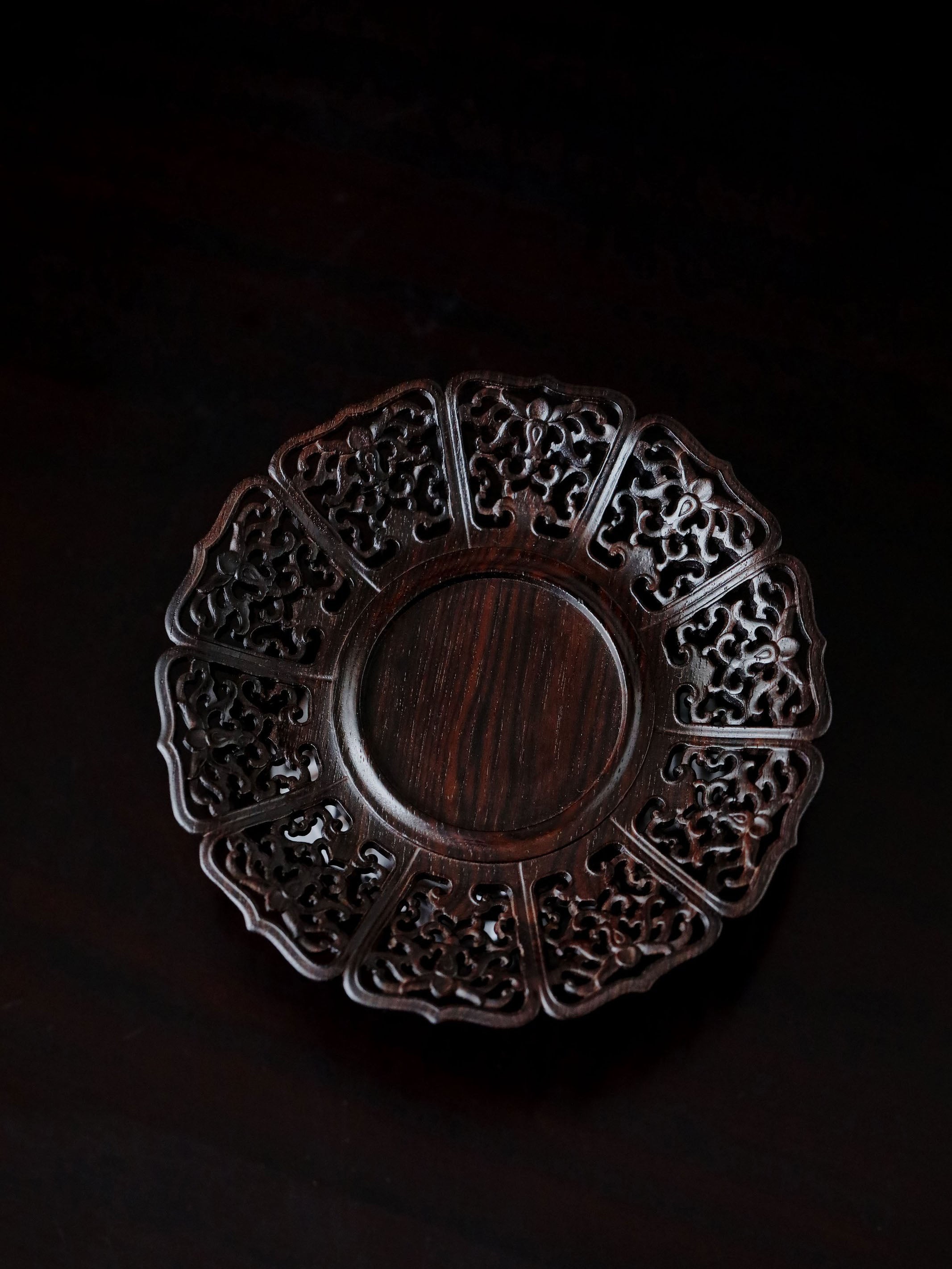 Small-leaf sandalwood/purple sandalwood passionflower pattern cup stand