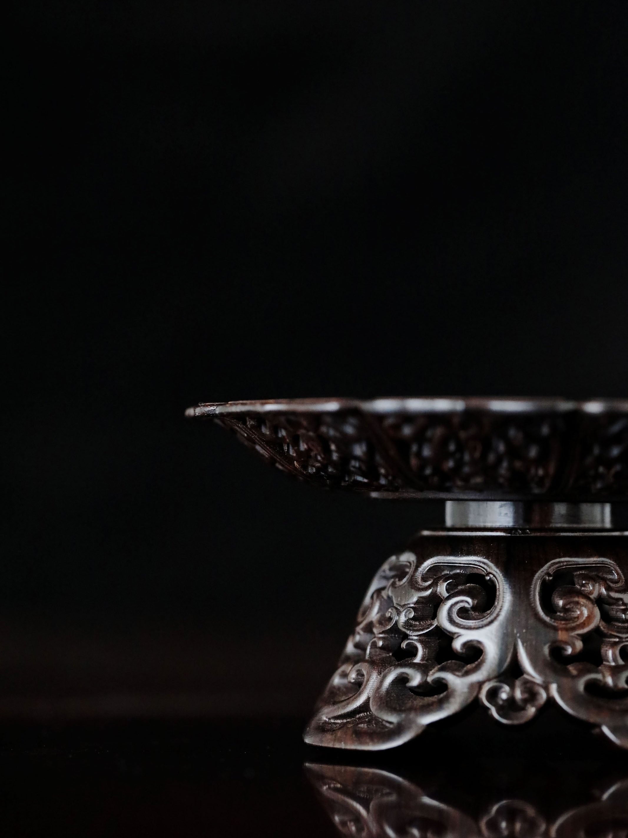 Small-leaf sandalwood/purple sandalwood passionflower pattern cup stand