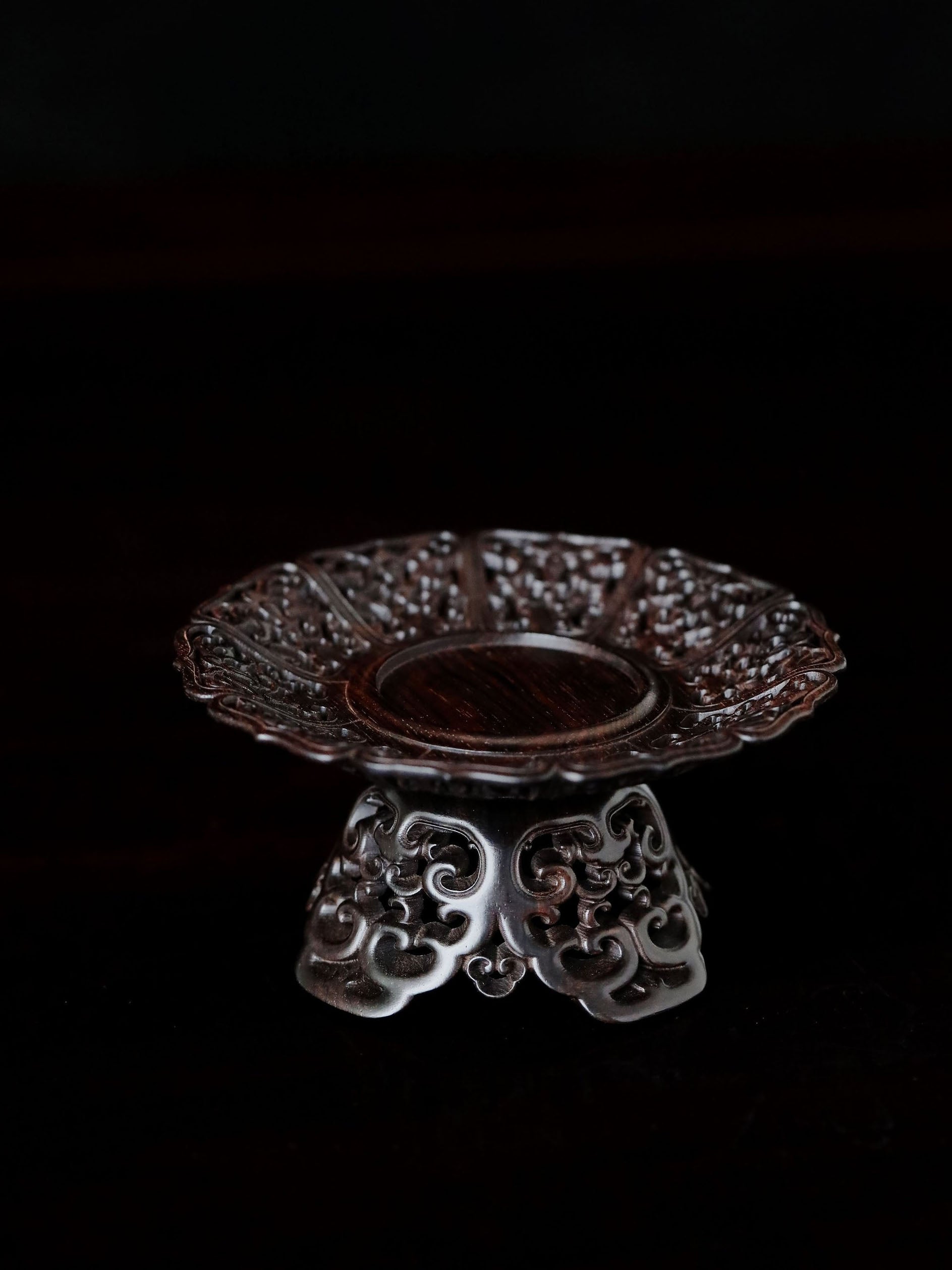 Small-leaf sandalwood/purple sandalwood passionflower pattern cup stand