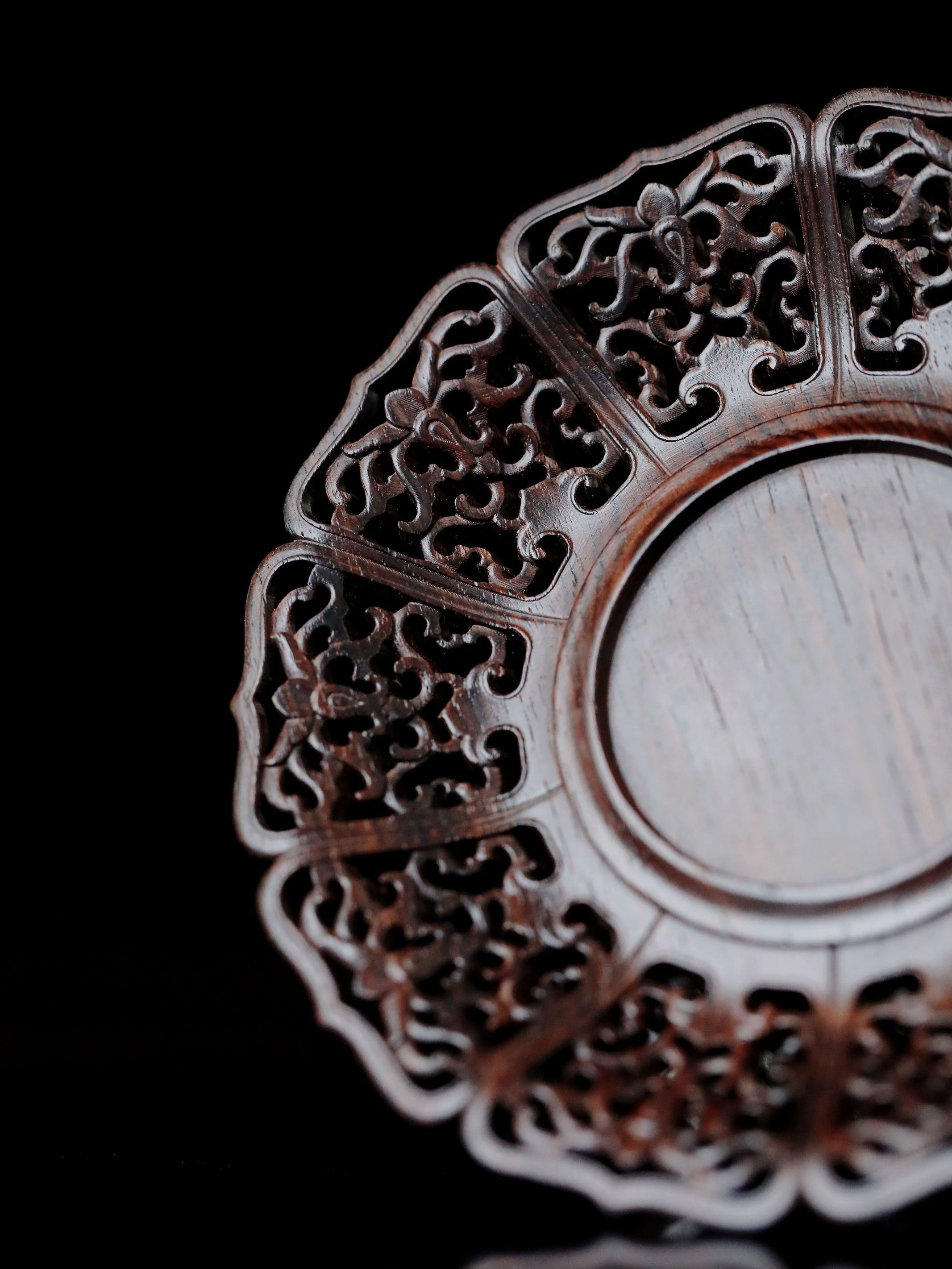 Small-leaf sandalwood/purple sandalwood passionflower pattern cup stand