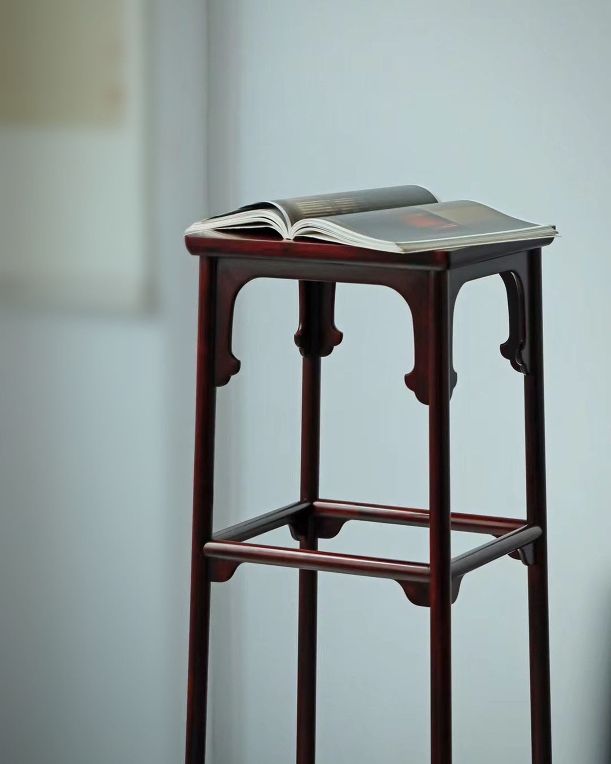 The painting "Emperor Huizong Listening to the Qin" features a tall incense stand.