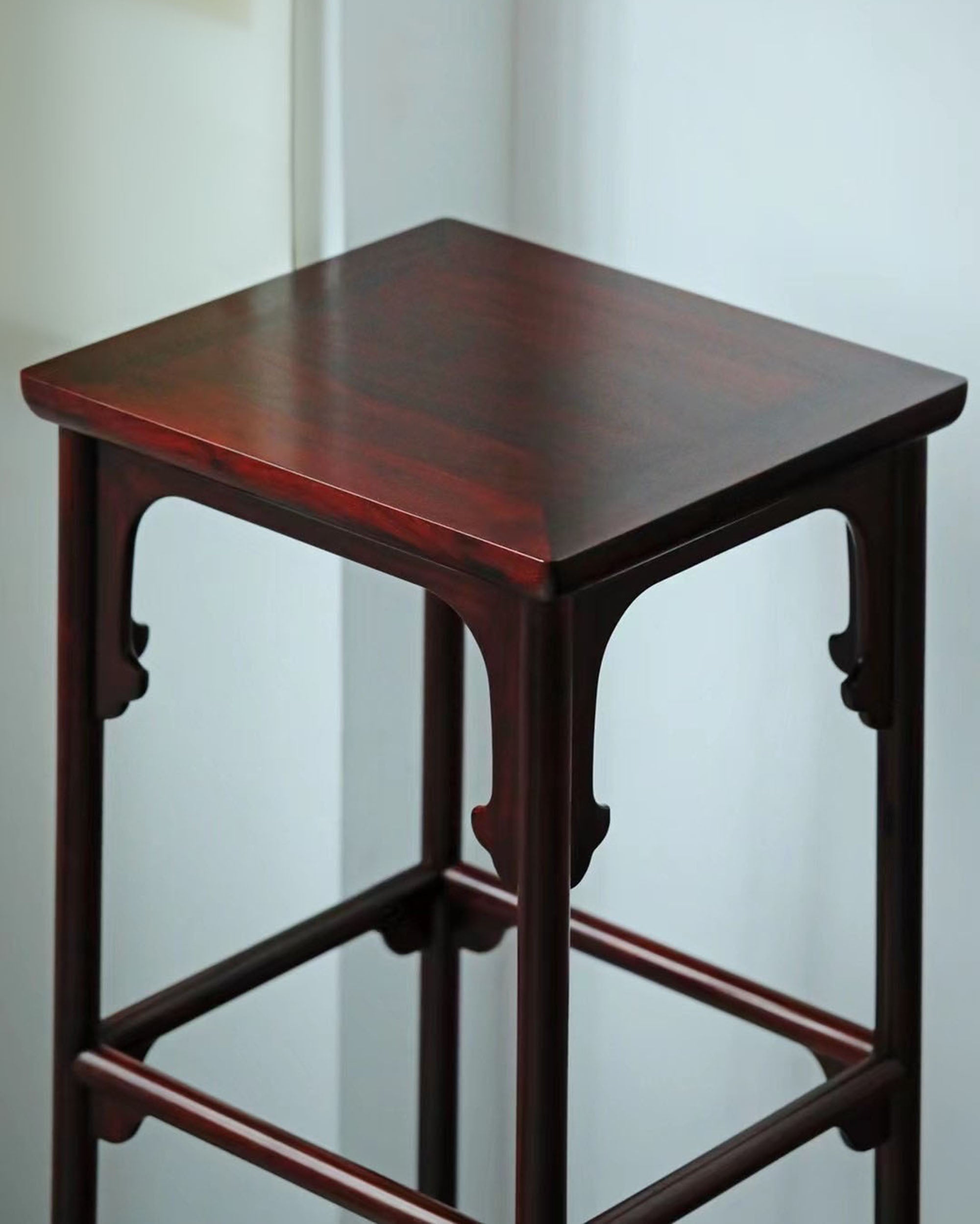 The painting "Emperor Huizong Listening to the Qin" features a tall incense stand.