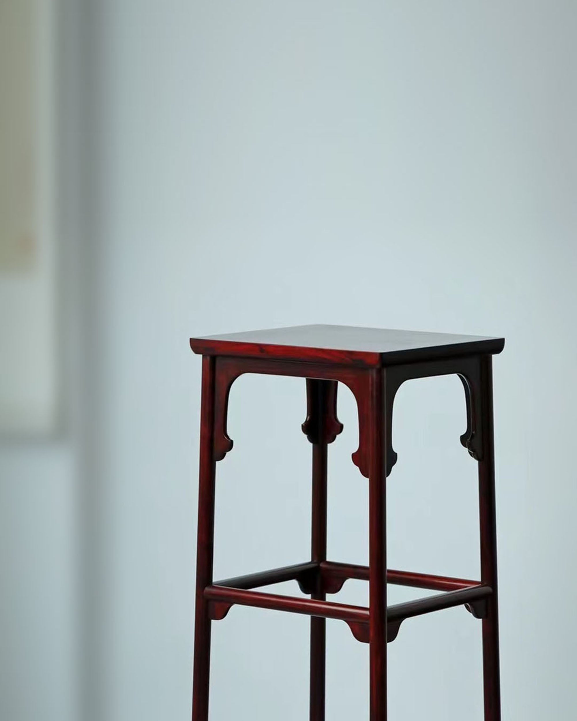 The painting "Emperor Huizong Listening to the Qin" features a tall incense stand.