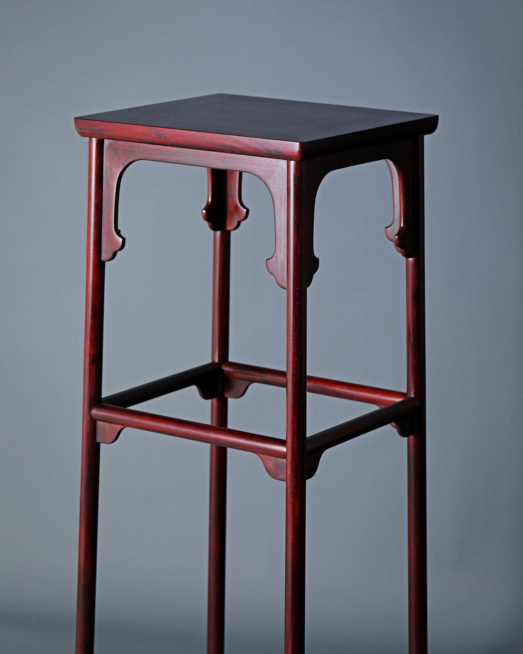 The painting "Emperor Huizong Listening to the Qin" features a tall incense stand.