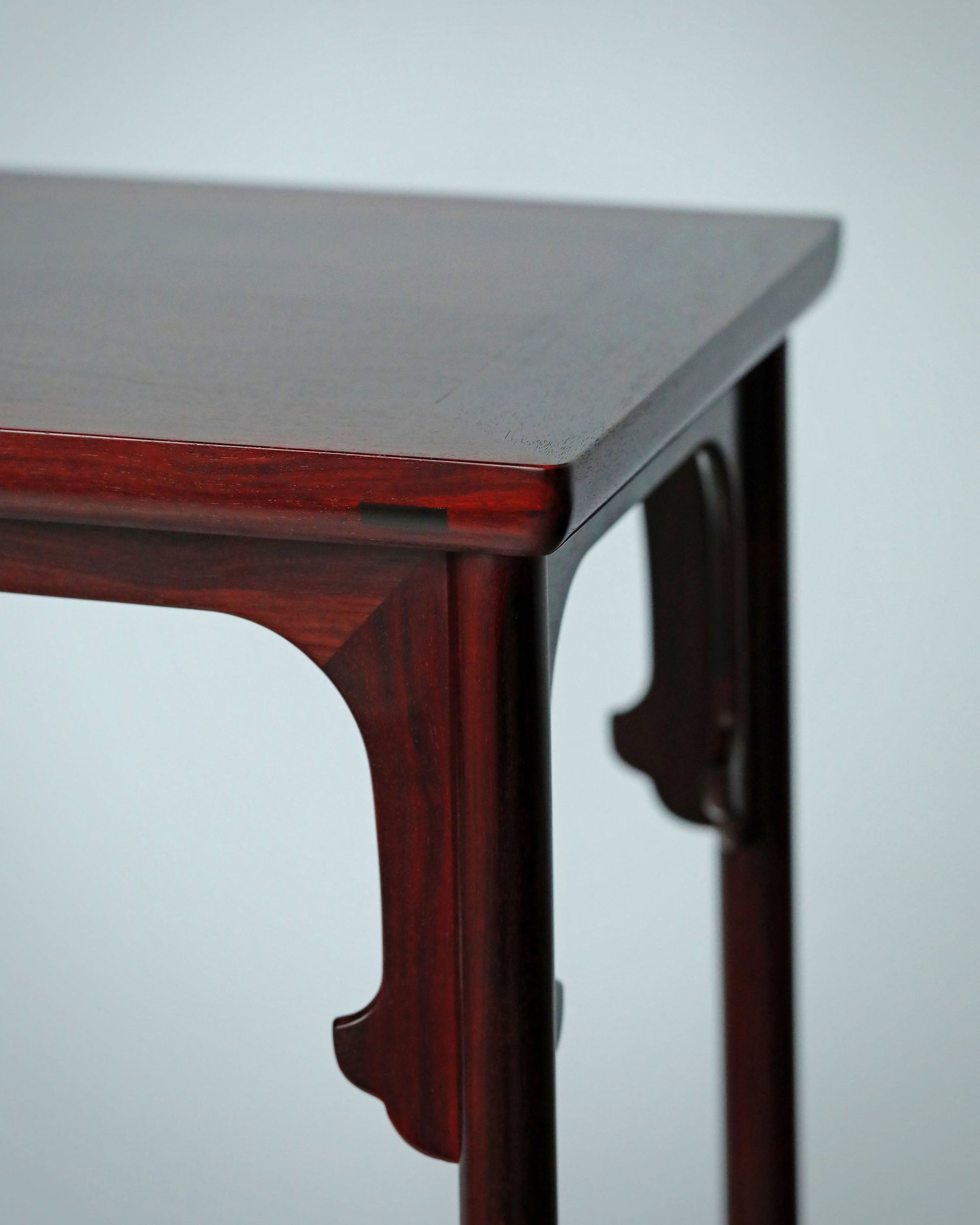 The painting "Emperor Huizong Listening to the Qin" features a tall incense stand.