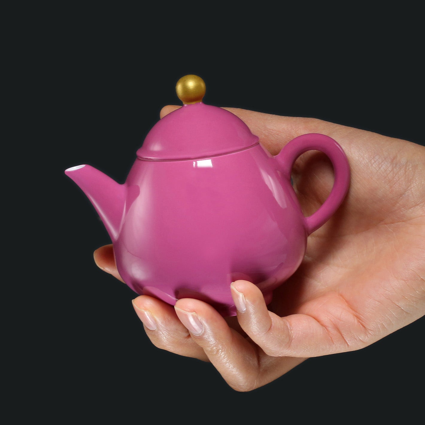 Gold-knobbed rouge pear-shaped pot