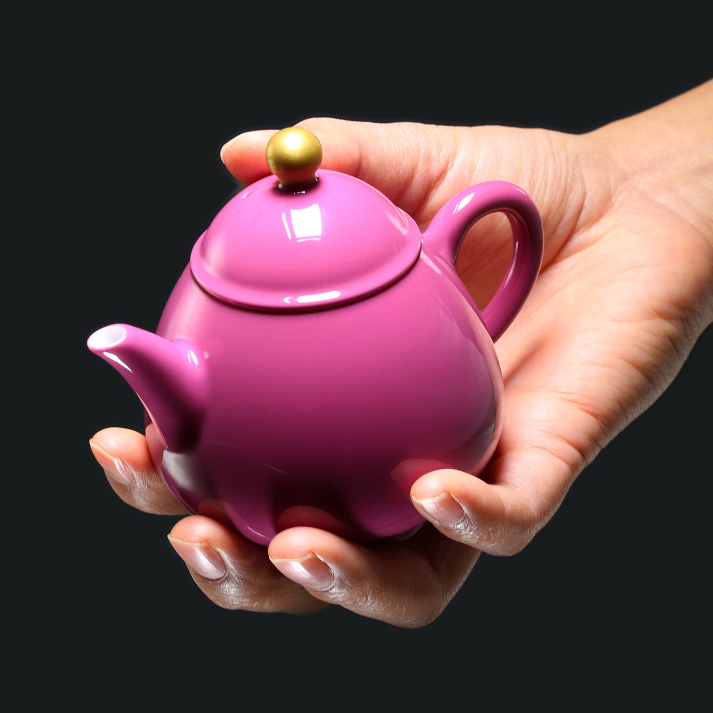 Gold-knobbed rouge pear-shaped pot