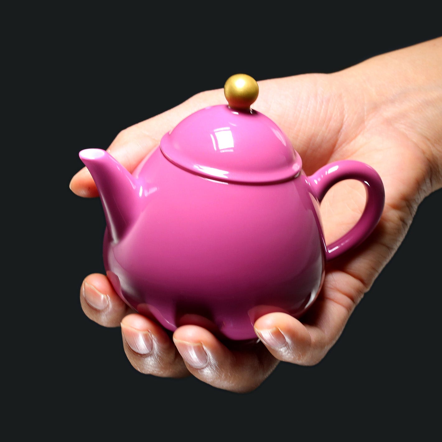 Gold-knobbed rouge pear-shaped pot