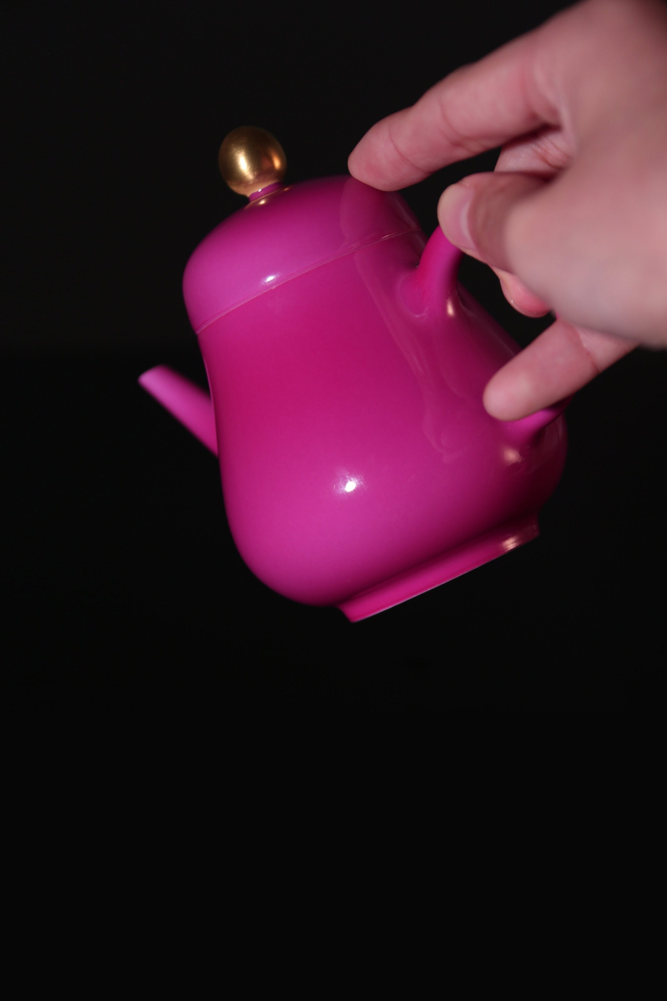 Gold-Buttoned Rouge Horizontal Pot