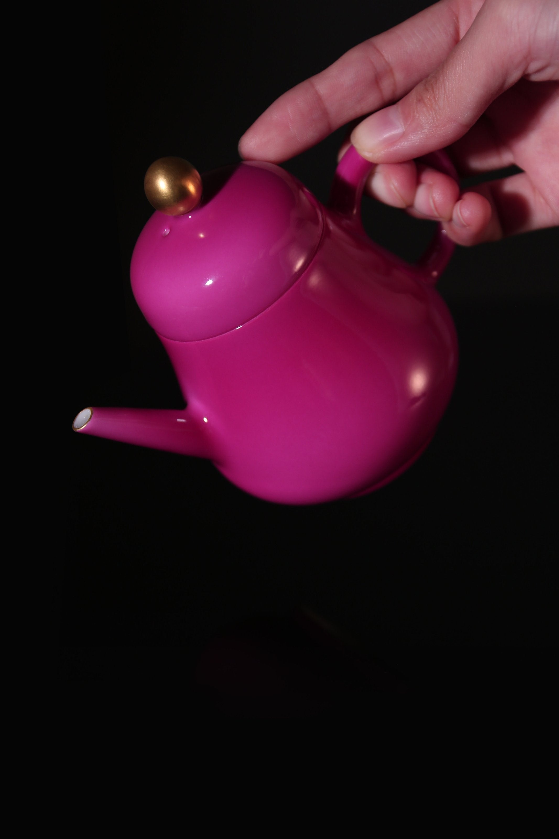 Gold-Buttoned Rouge Horizontal Pot