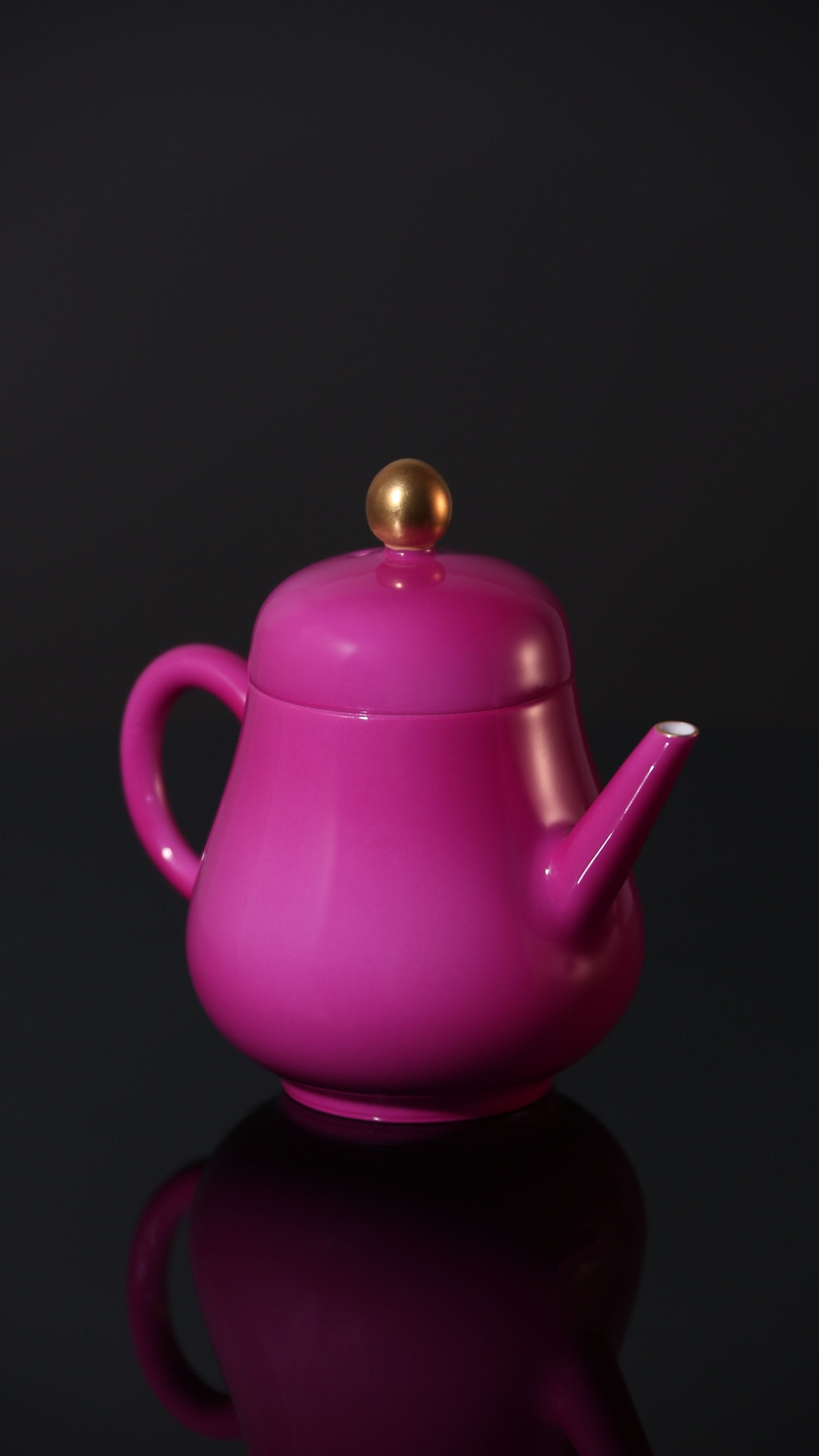 Gold-Buttoned Rouge Horizontal Pot