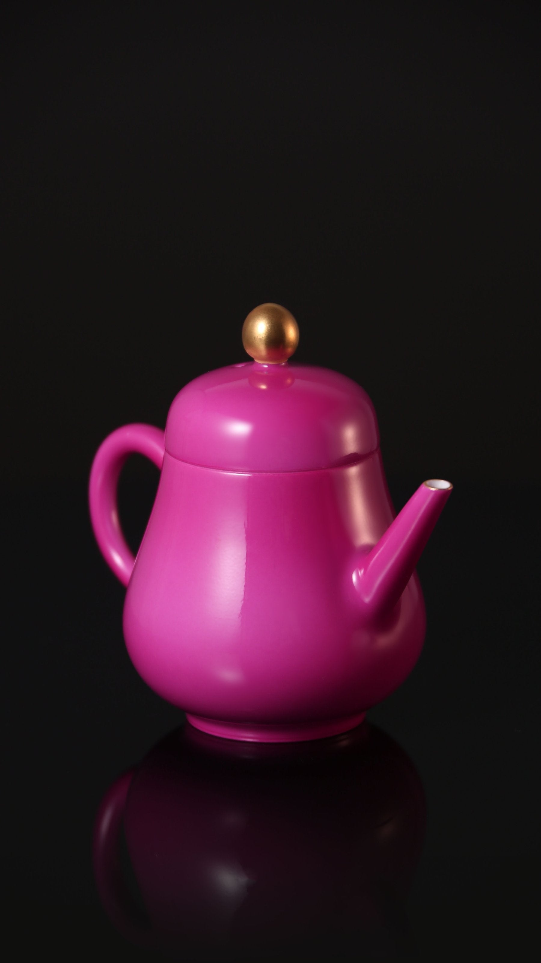 Gold-Buttoned Rouge Horizontal Pot