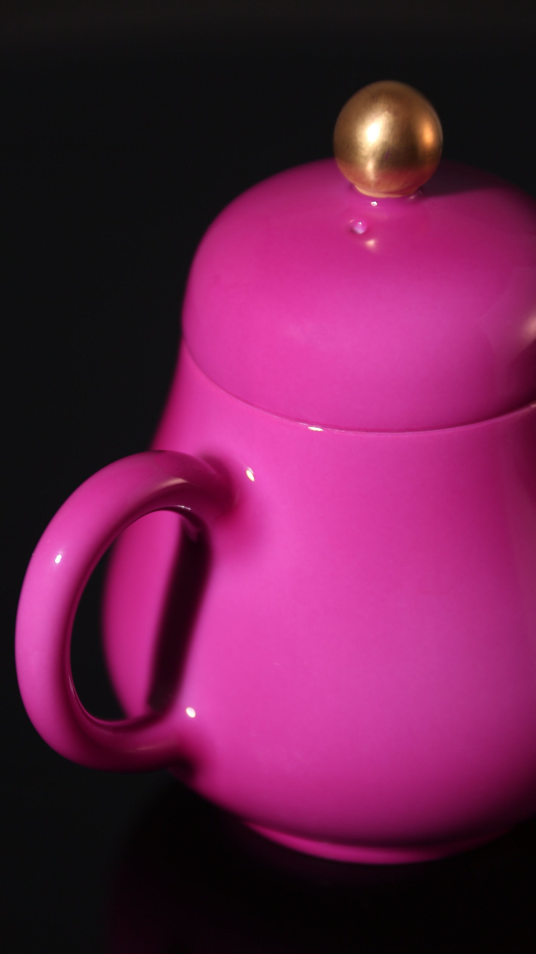 Gold-Buttoned Rouge Horizontal Pot