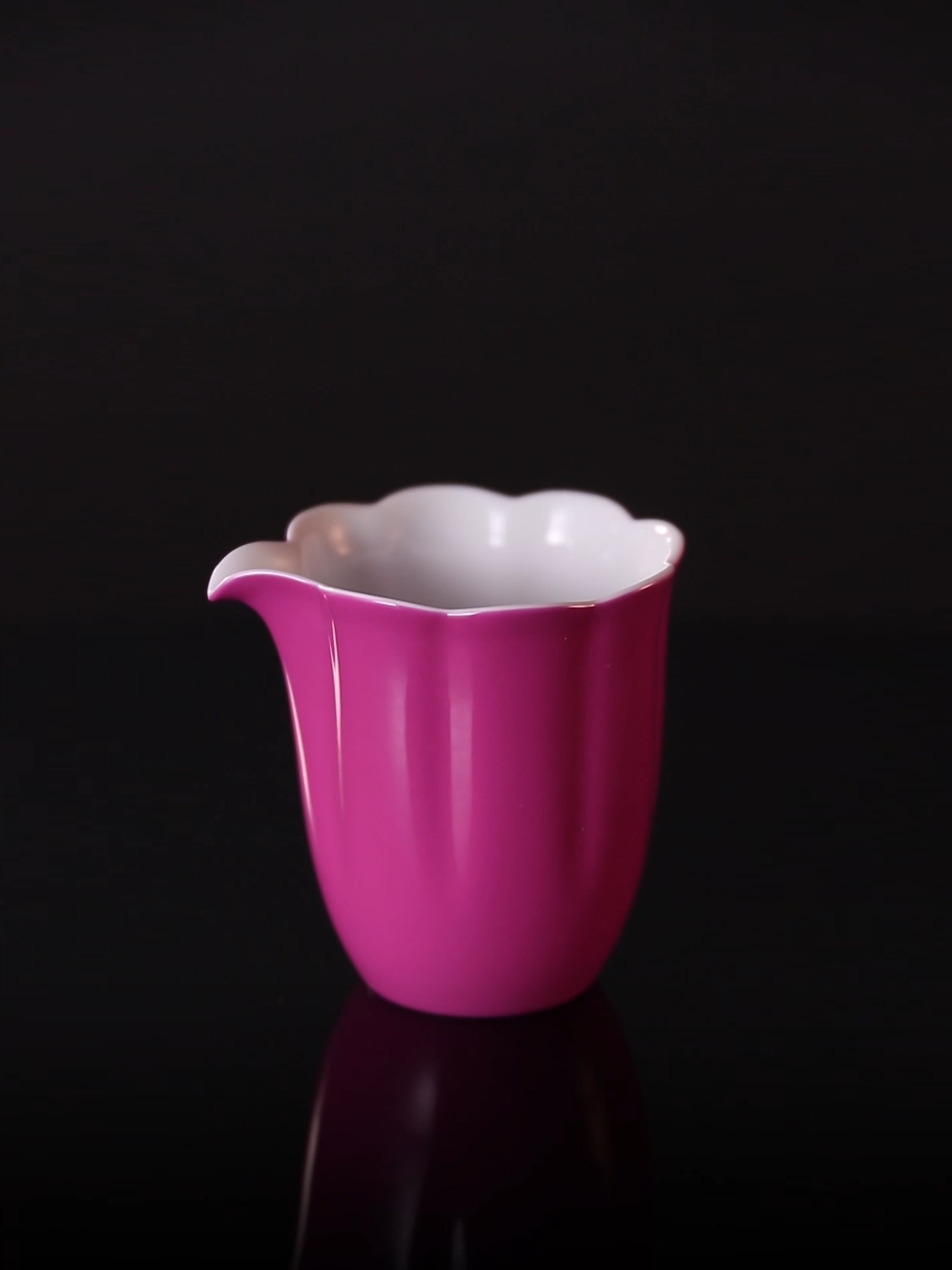 Rouge stains the cup, / Rouge lingers on the sunflower petals, a perfect match.