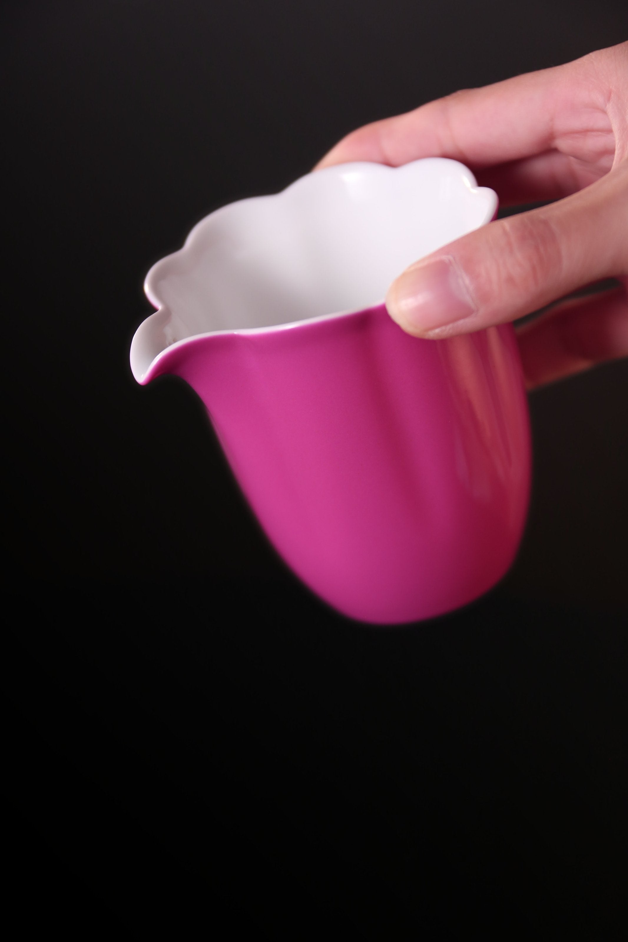 Rouge stains the cup, / Rouge lingers on the sunflower petals, a perfect match.