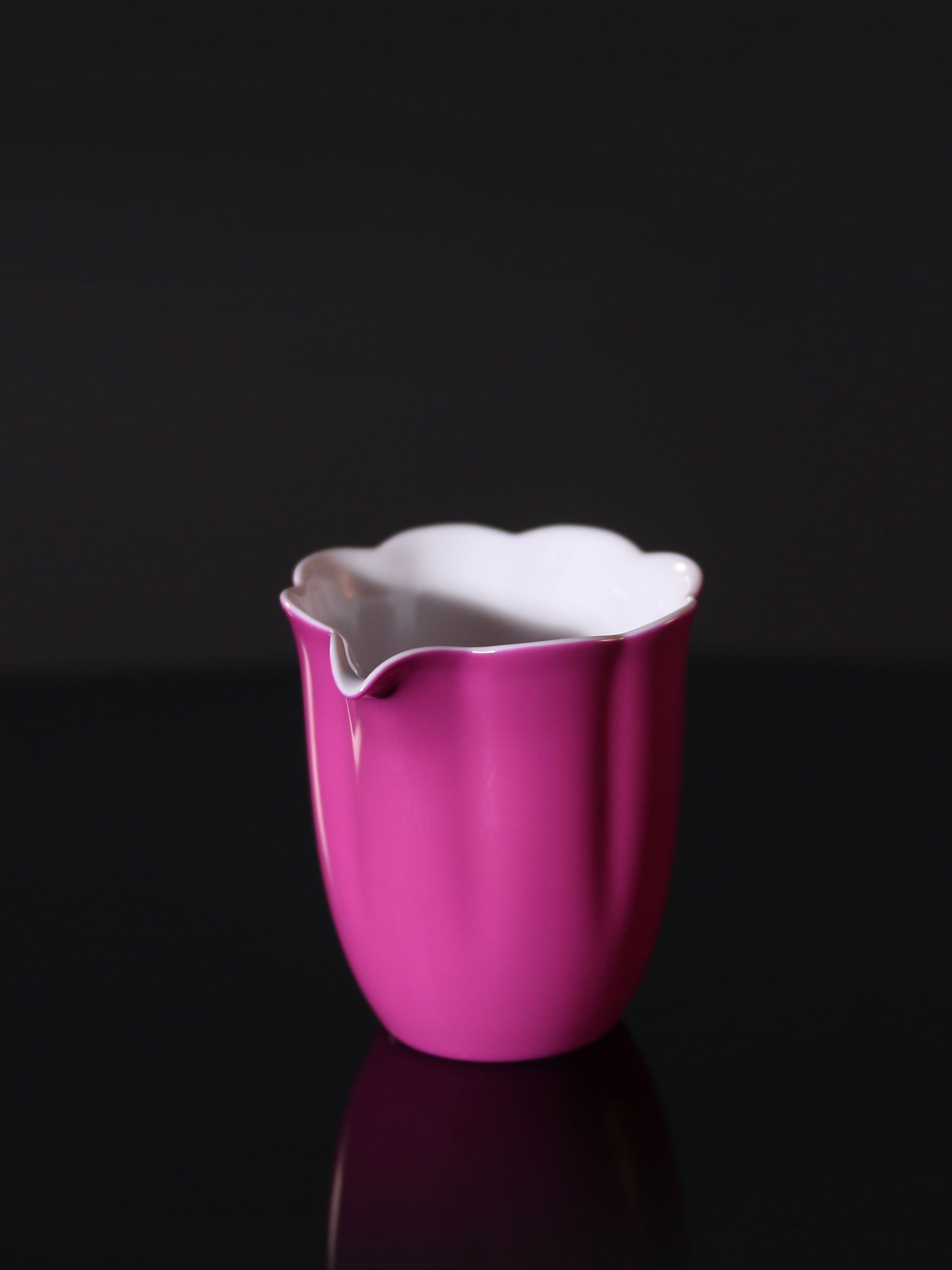 Rouge stains the cup, / Rouge lingers on the sunflower petals, a perfect match.