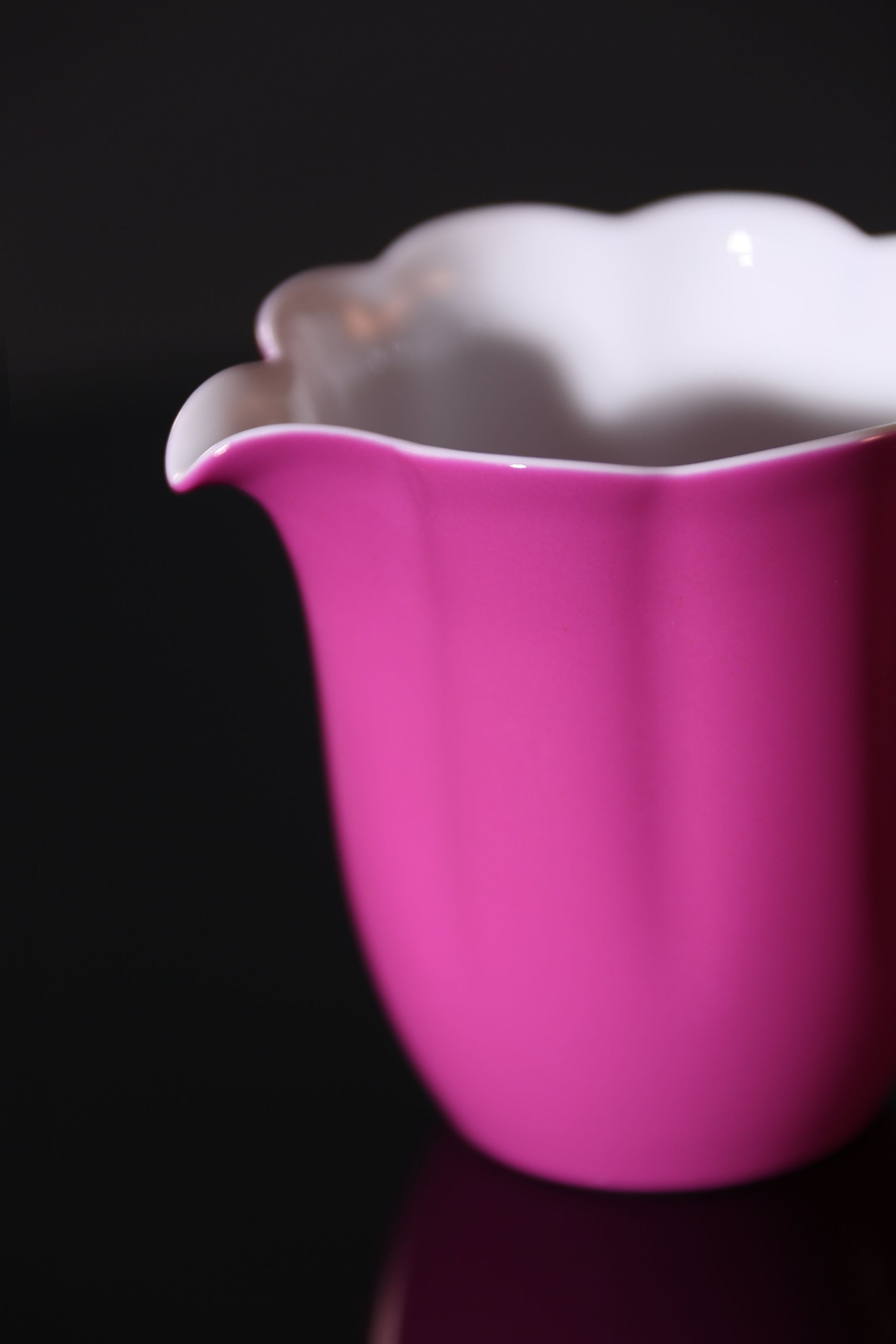 Rouge stains the cup, / Rouge lingers on the sunflower petals, a perfect match.