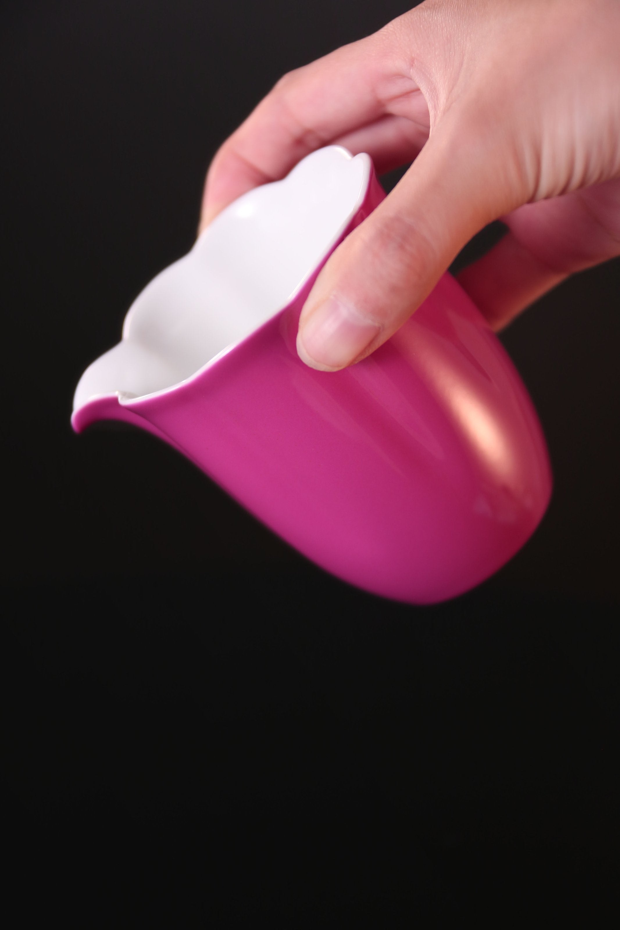 Rouge stains the cup, / Rouge lingers on the sunflower petals, a perfect match.