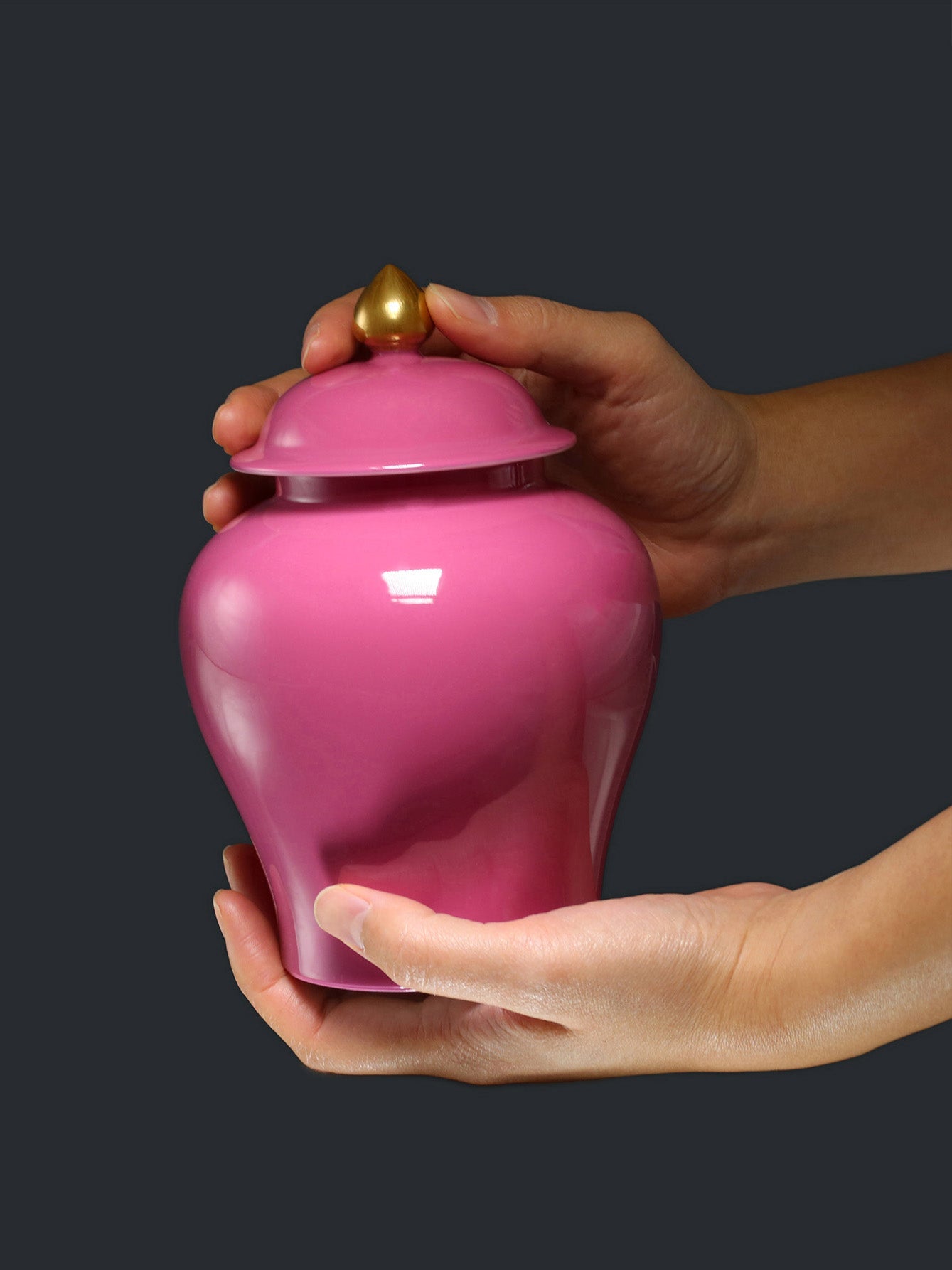 Rouge stains the jar / Rouge lingers in the general's wine pot