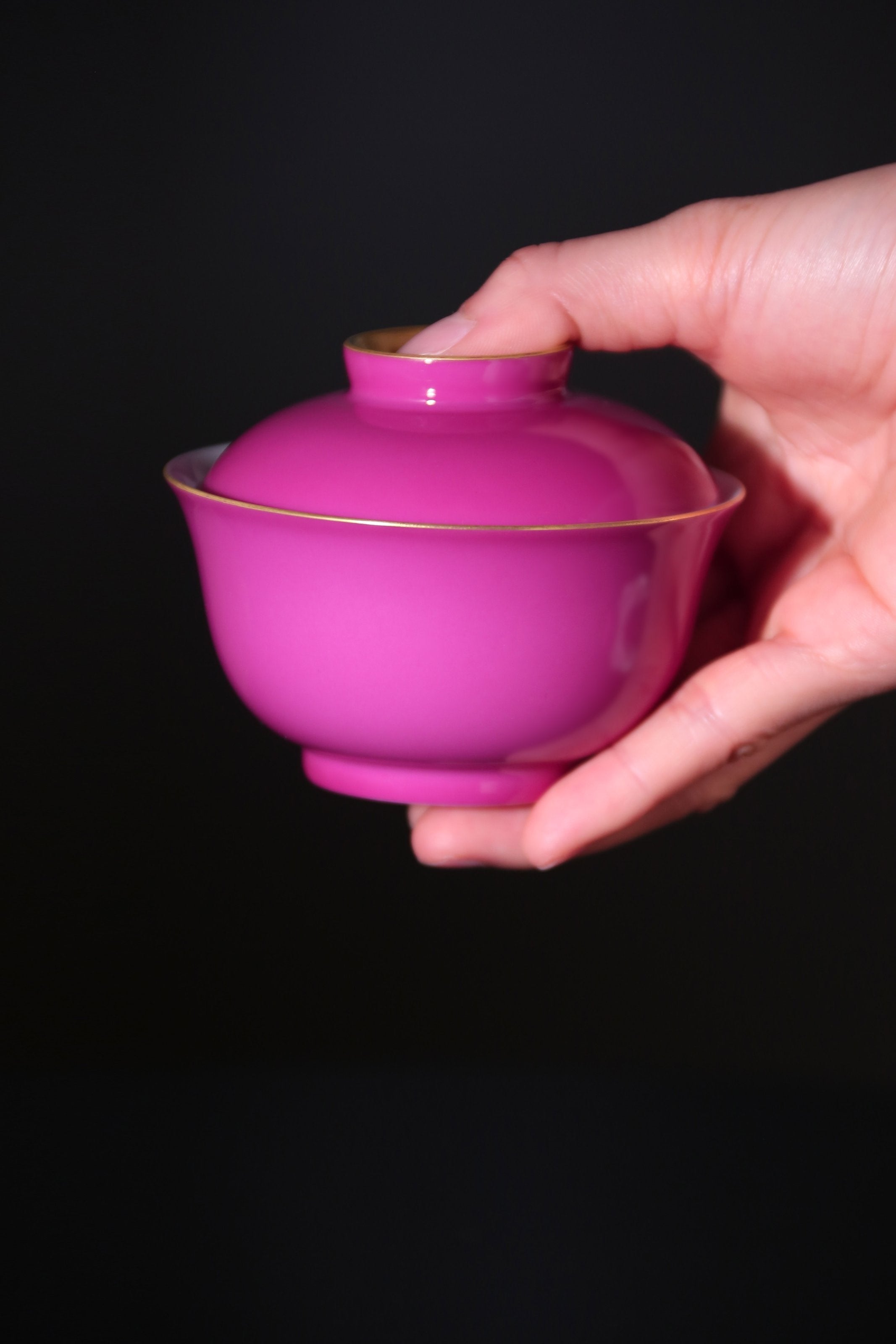 Rouge stains the bowl with gold, / Rouge leaves a trail of intoxication.