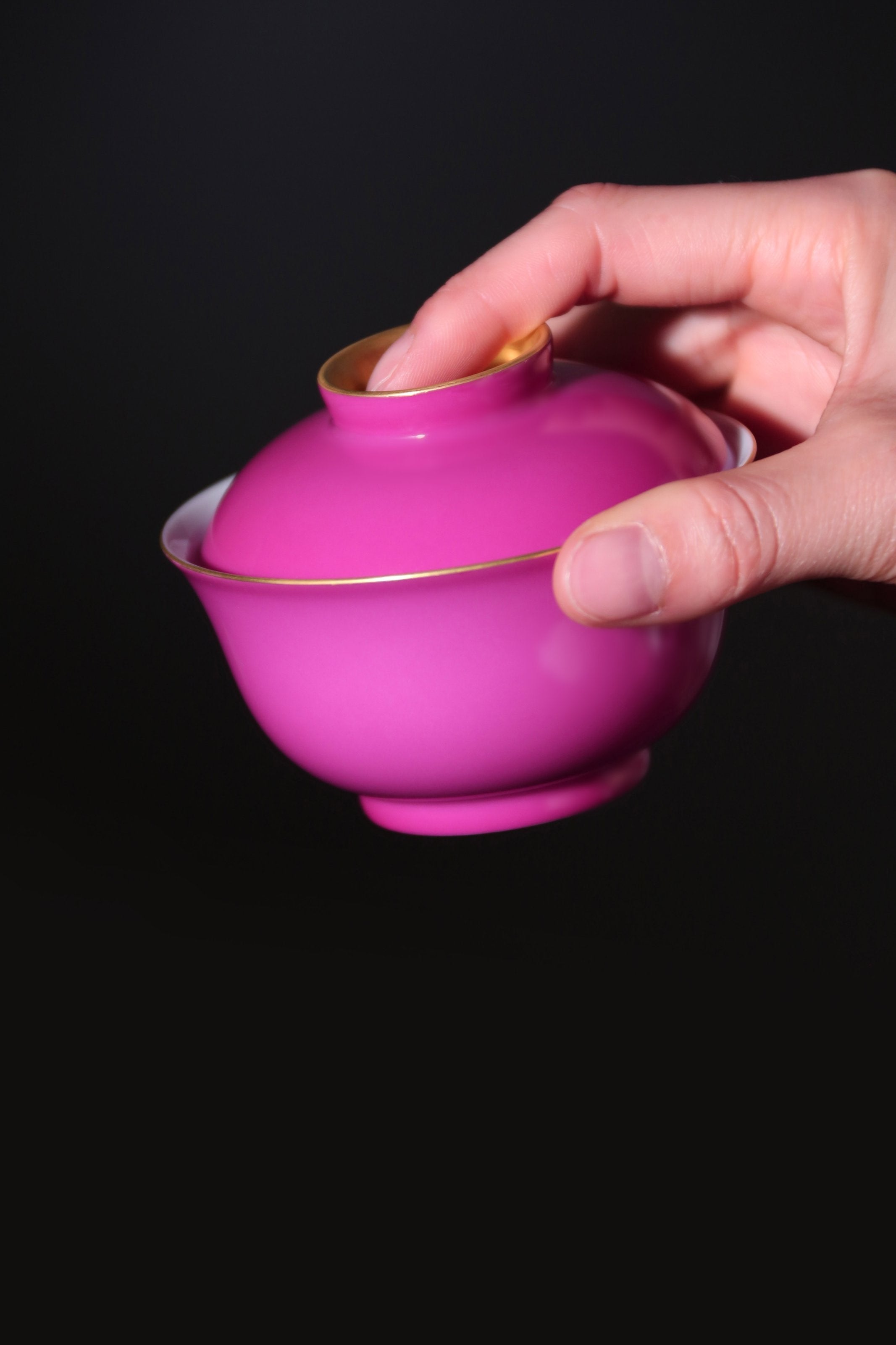 Rouge stains the bowl with gold, / Rouge leaves a trail of intoxication.