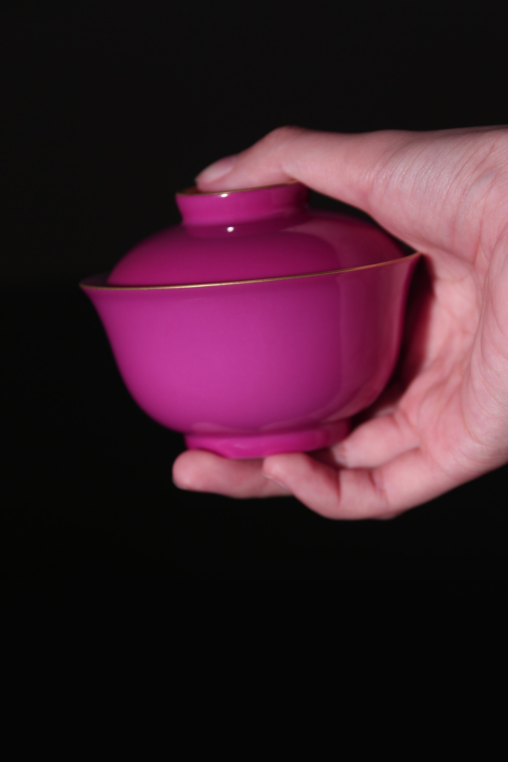 Rouge stains the bowl with gold, / Rouge leaves a trail of intoxication.