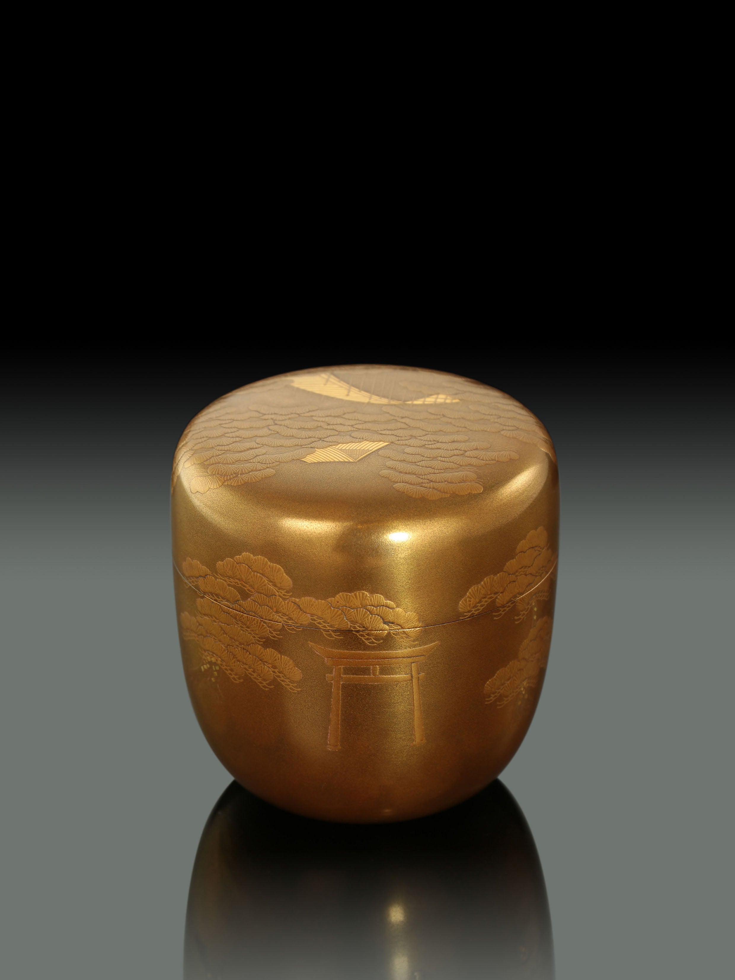 Ichigo Ichizoku-zukuri (a type of tea date) with landscape and maki-e pattern.