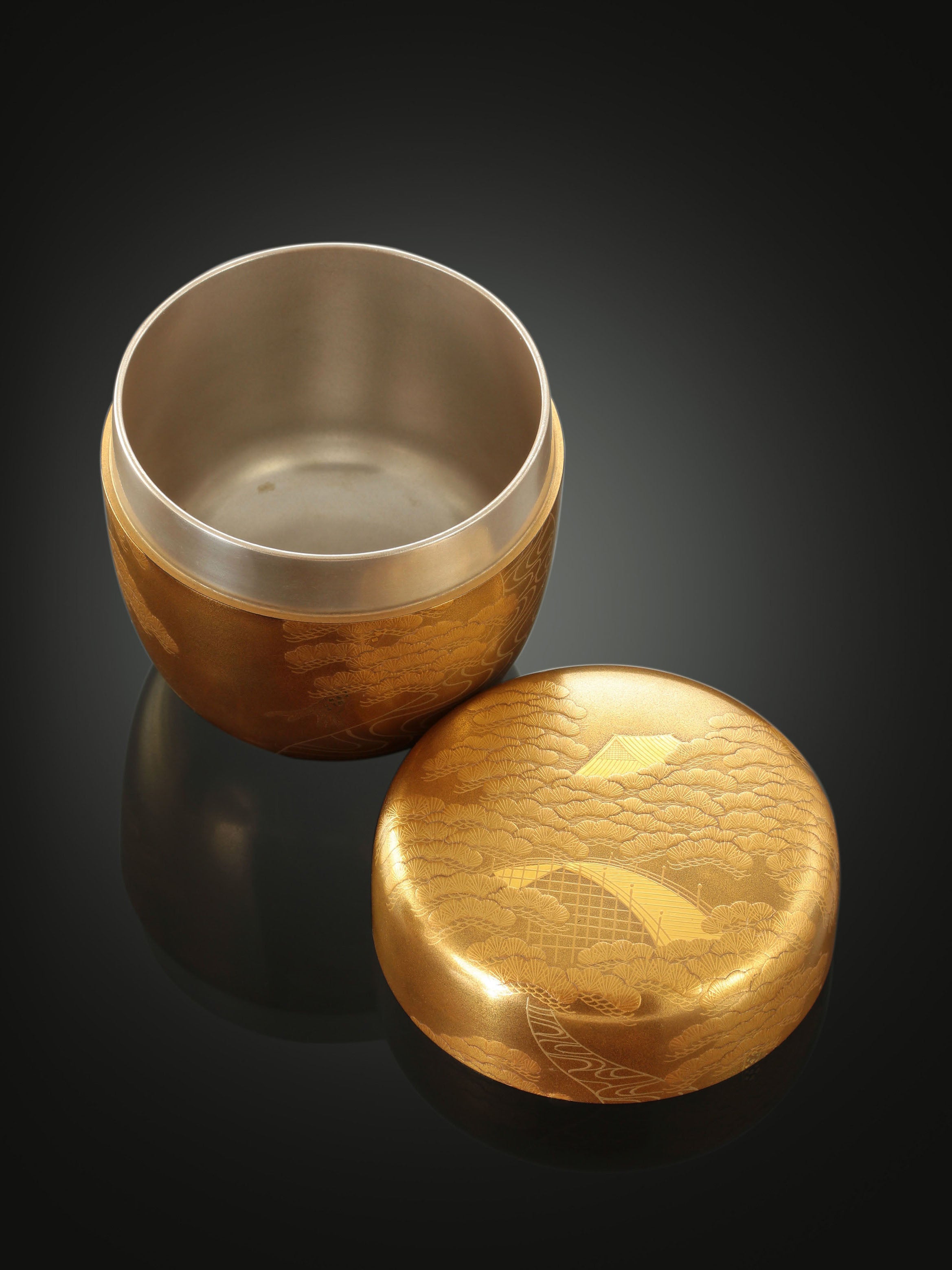 Ichigo Ichizoku-zukuri (a type of tea date) with landscape and maki-e pattern.