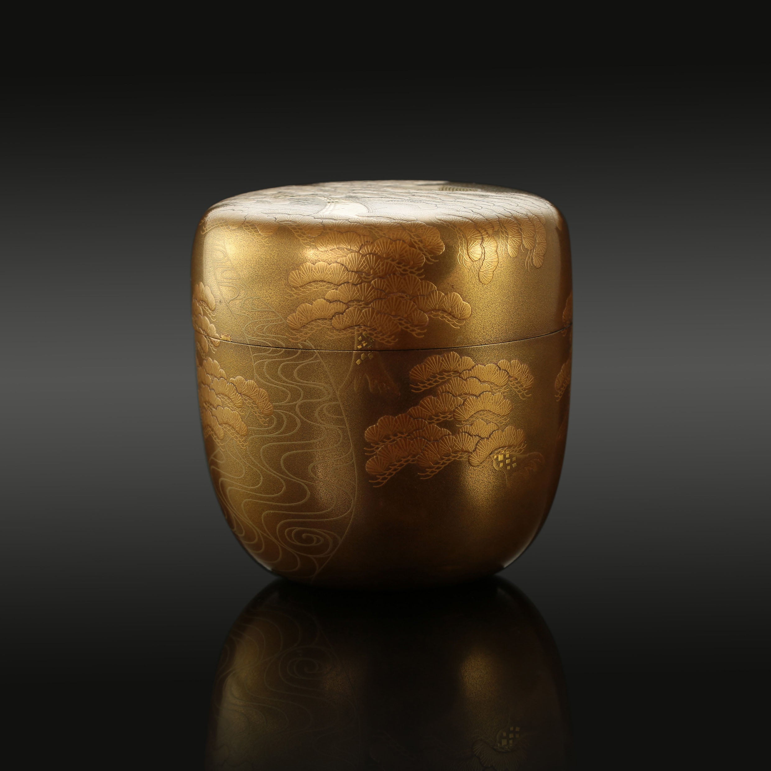 Ichigo Ichizoku-zukuri (a type of tea date) with landscape and maki-e pattern.