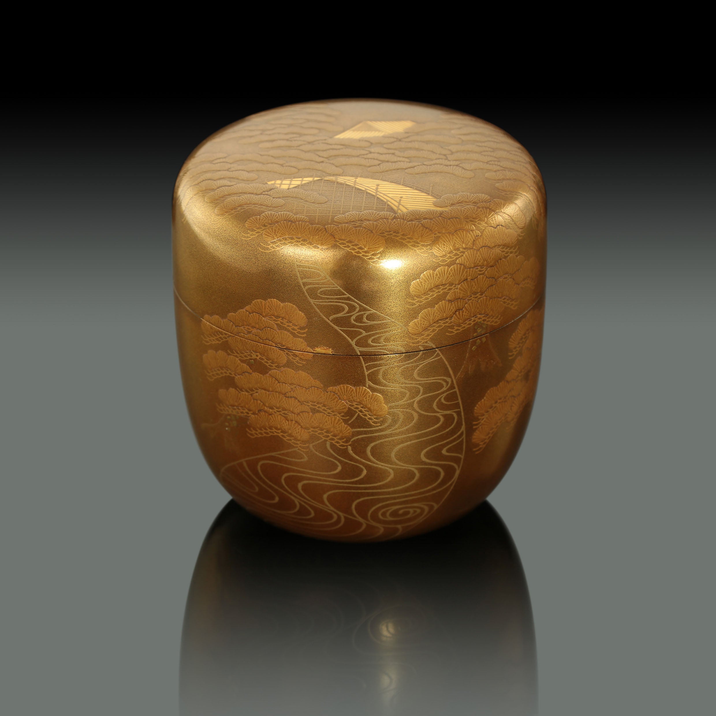 Ichigo Ichizoku-zukuri (a type of tea date) with landscape and maki-e pattern.