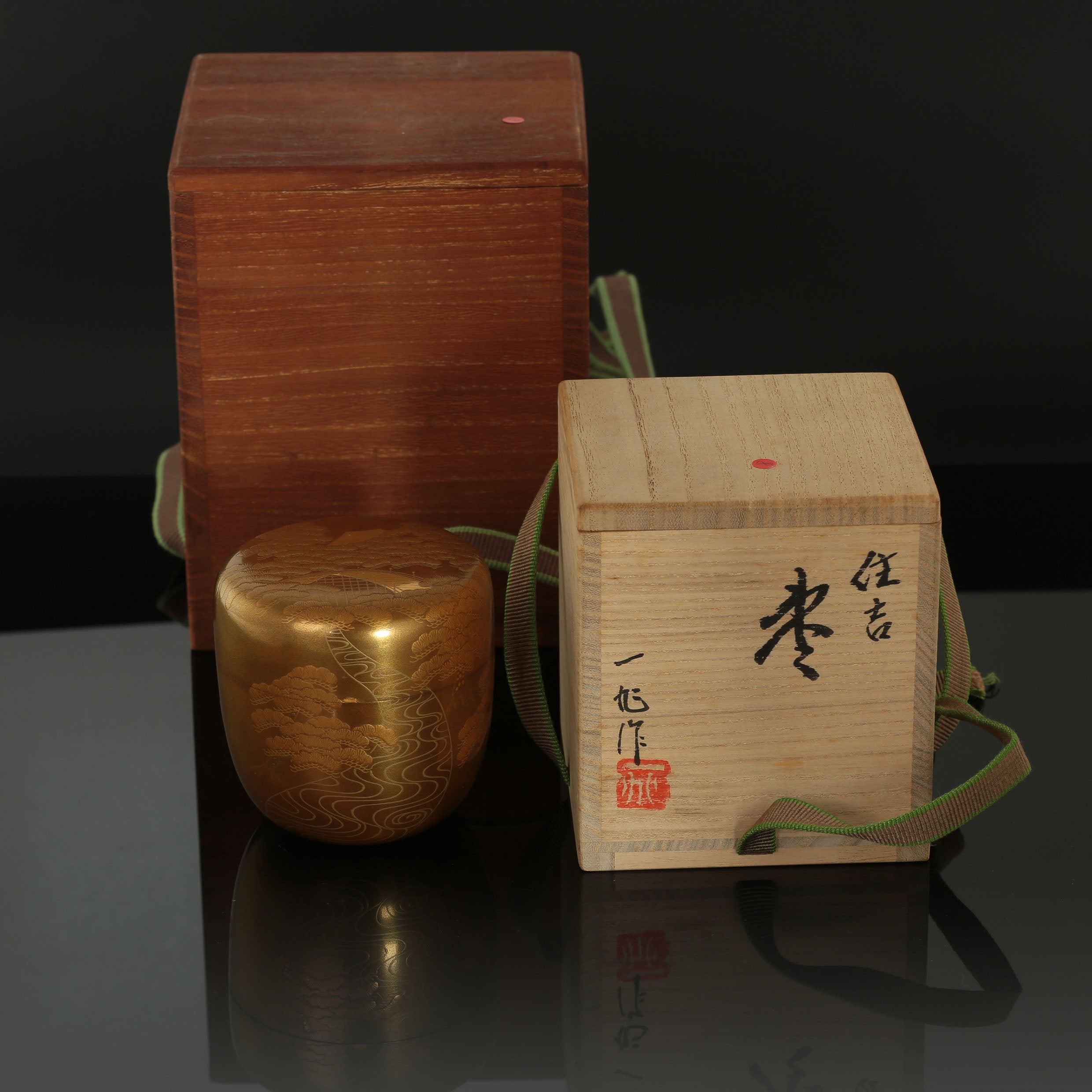 Ichigo Ichizoku-zukuri (a type of tea date) with landscape and maki-e pattern.
